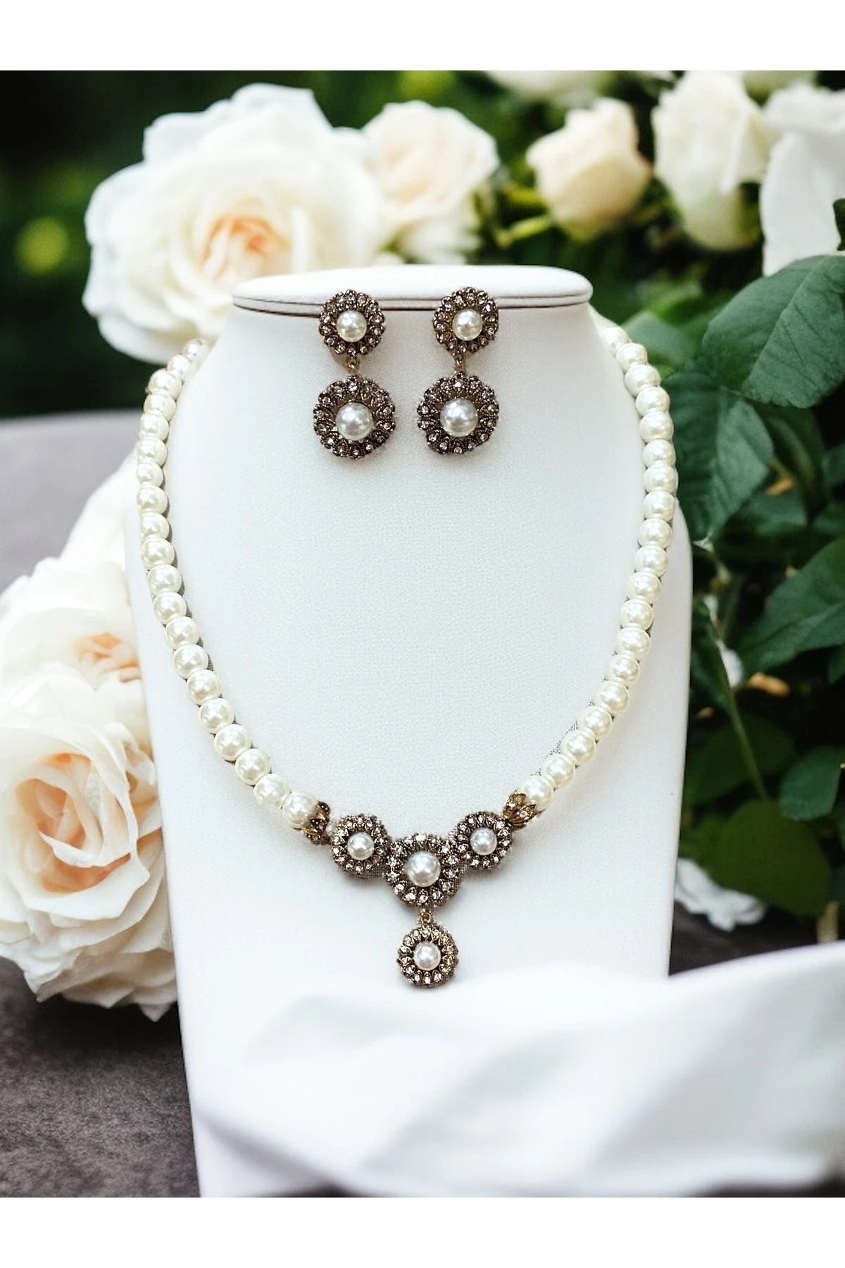 Kristal Taşlı Papatya Figür İnci Kolye ve İnci Küpe Seti