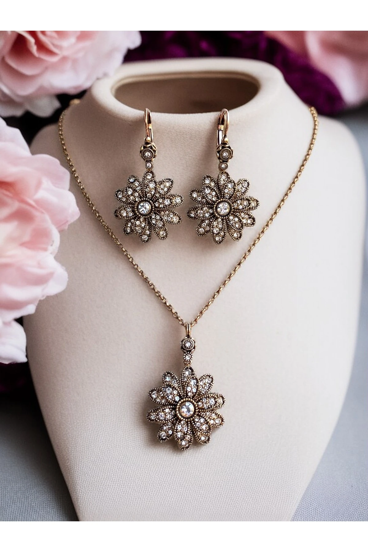 Zirkon Taşlı Çiçek Figürlü Kolye ve Küpe Seti