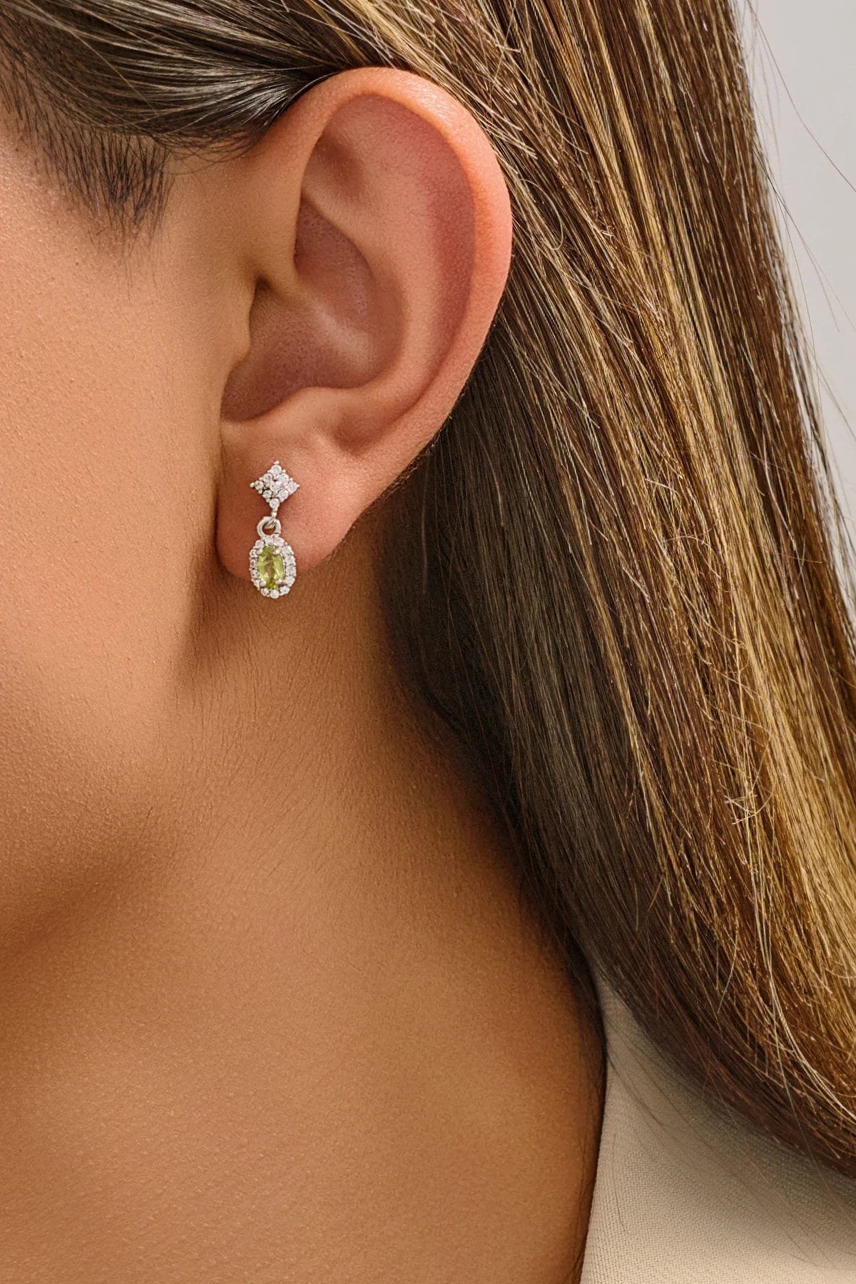 Oval Kristal Taşlı Minimal Beyaz Altın Kaplama Küpe