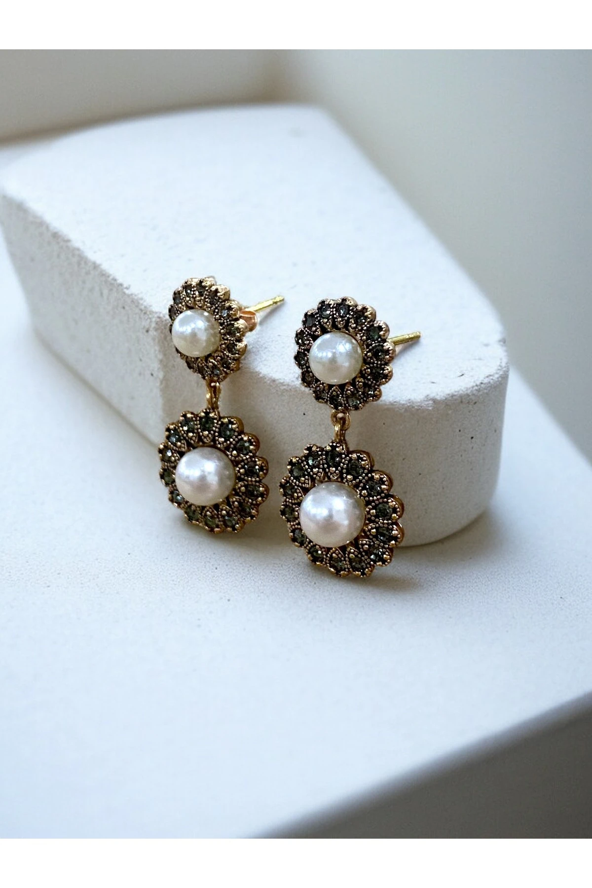 Kristal Taşlı Papatya Figür İnci Küpe