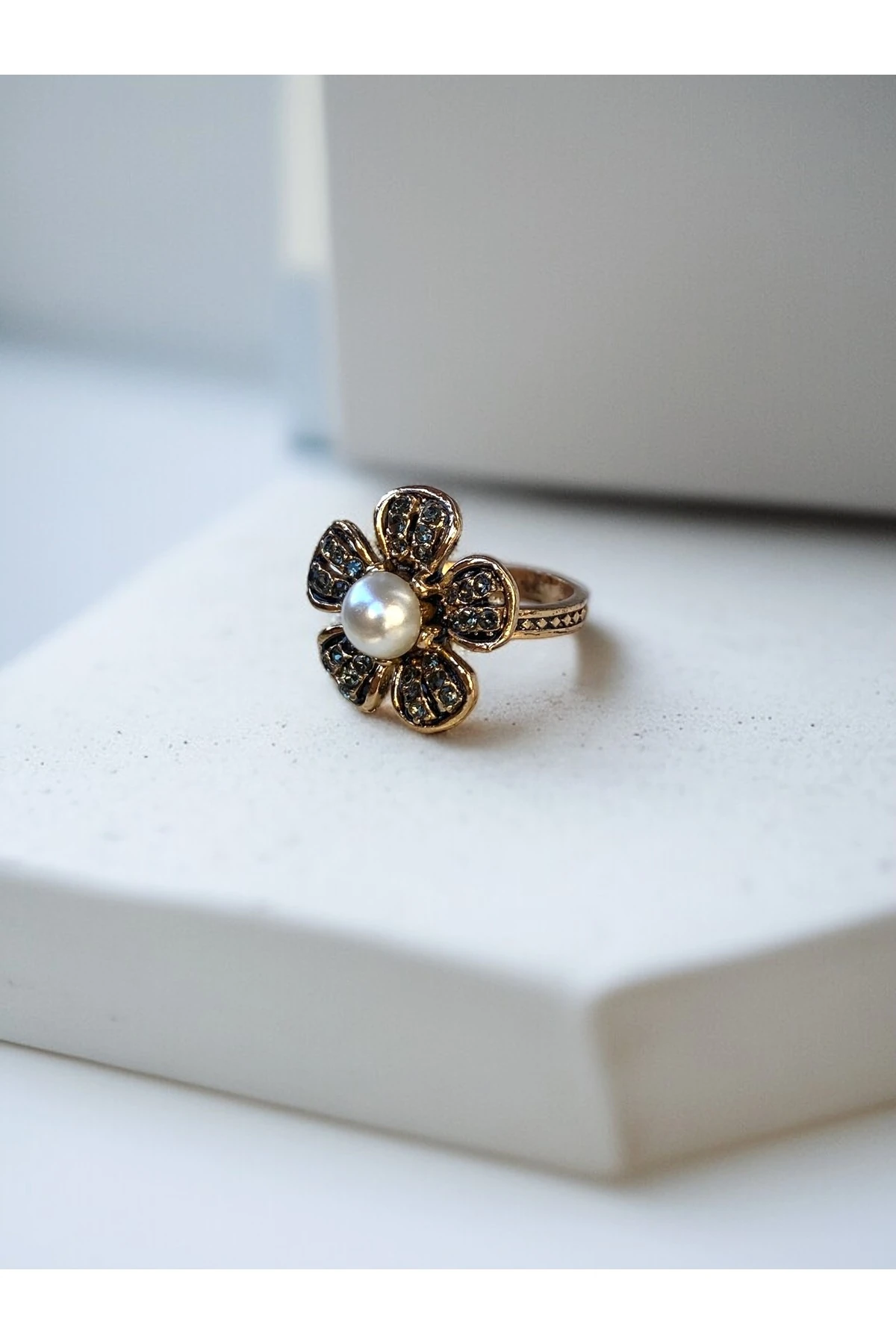 Kristal Taşlı Çiçek Figürlü İnci Yüzük