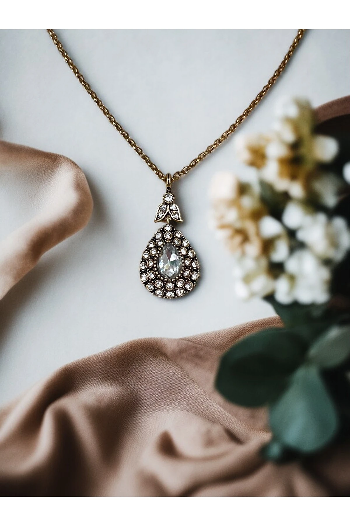 Zirkon Taşlı Su Damlası Kolye