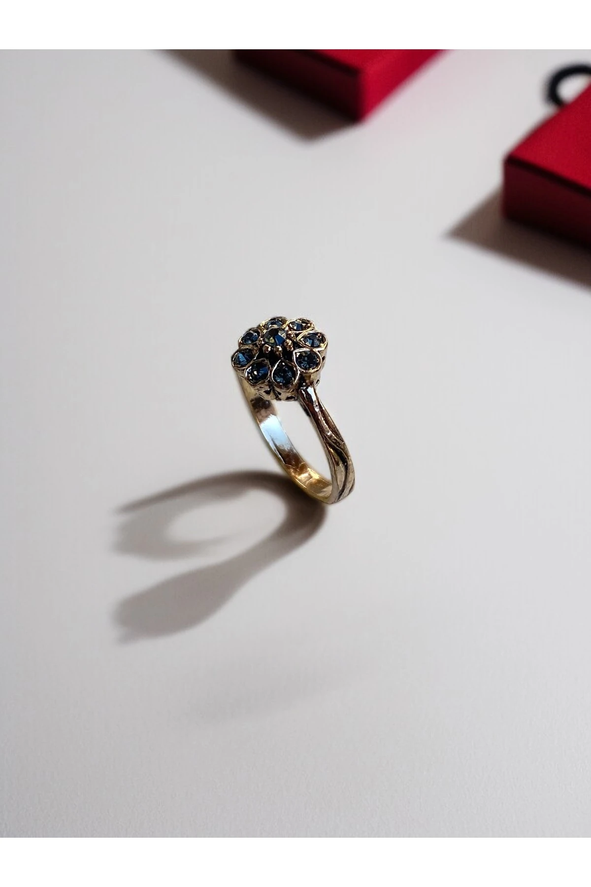 Papatya Figürlü Kristal Taşlı Yüzük