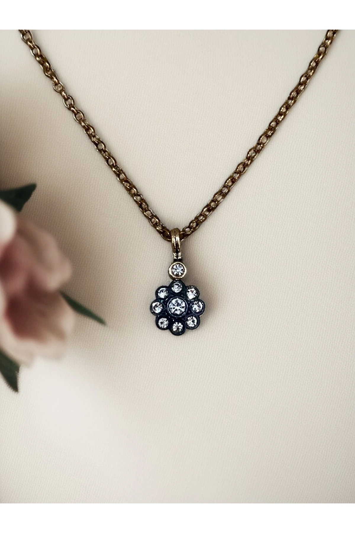 Zirkon Taşlı Minimal Papatya Kolye