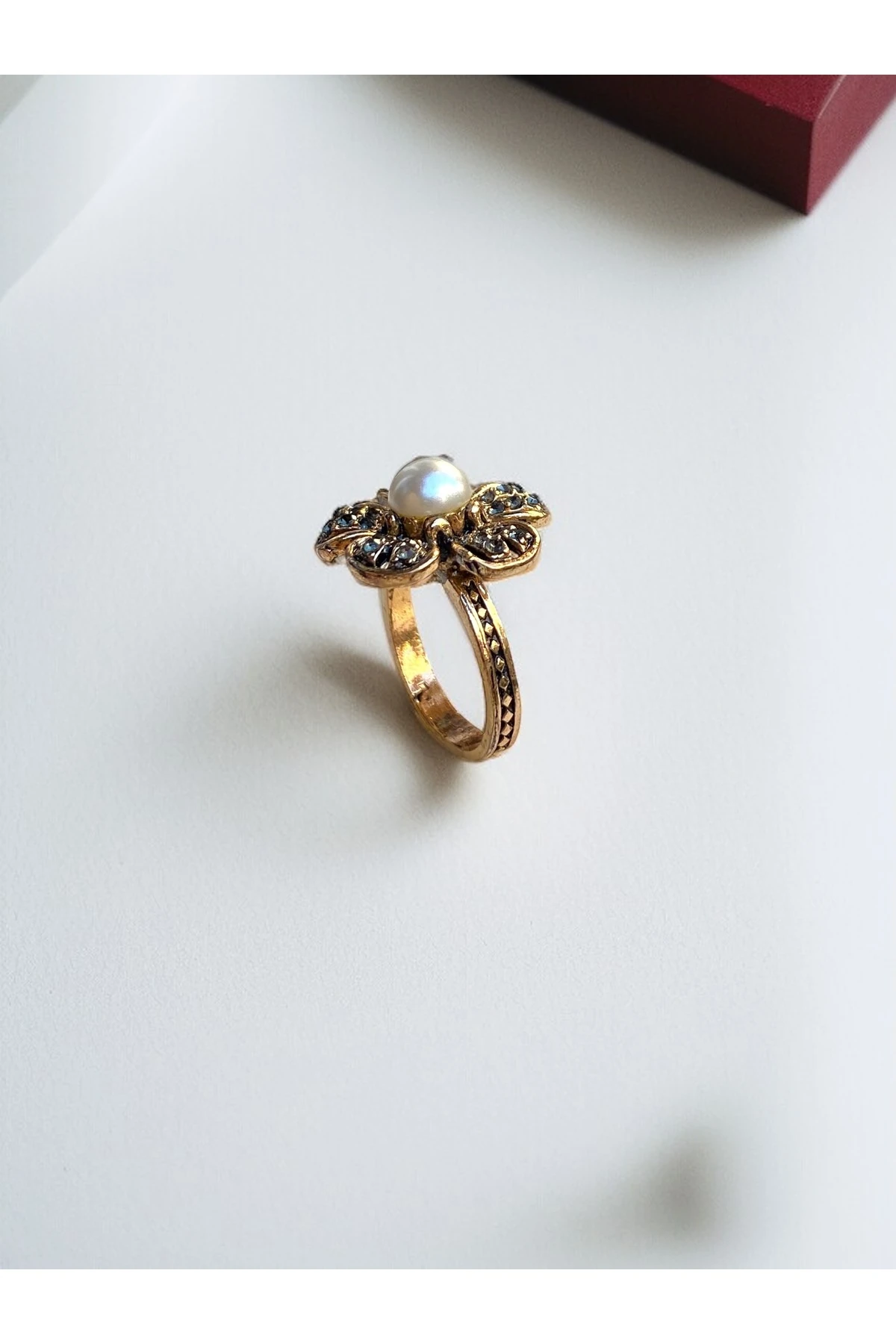 Kristal Taşlı Çiçek Figürlü İnci Yüzük