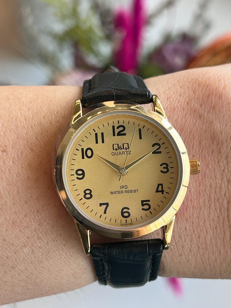 Q&Q RAKAMLI KADRAN SARI KASA RETRO YENİ MODEL KADIN KOL SAATİ