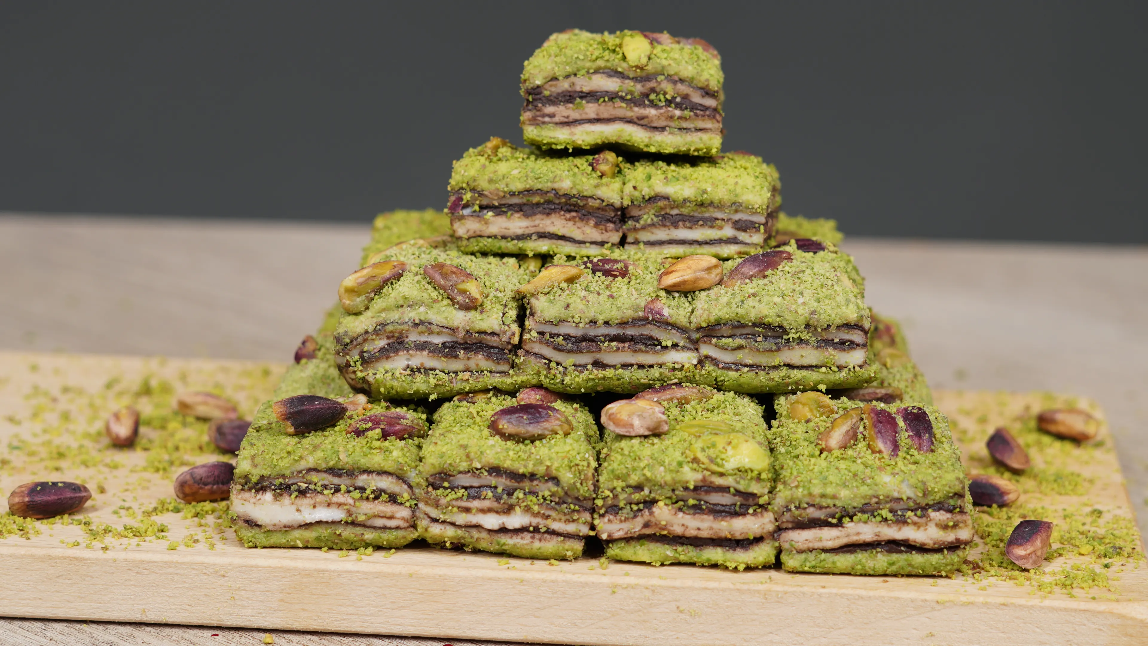 Toz Fıstıklı Çikolatalı Katmer Lokum - 1 Kg