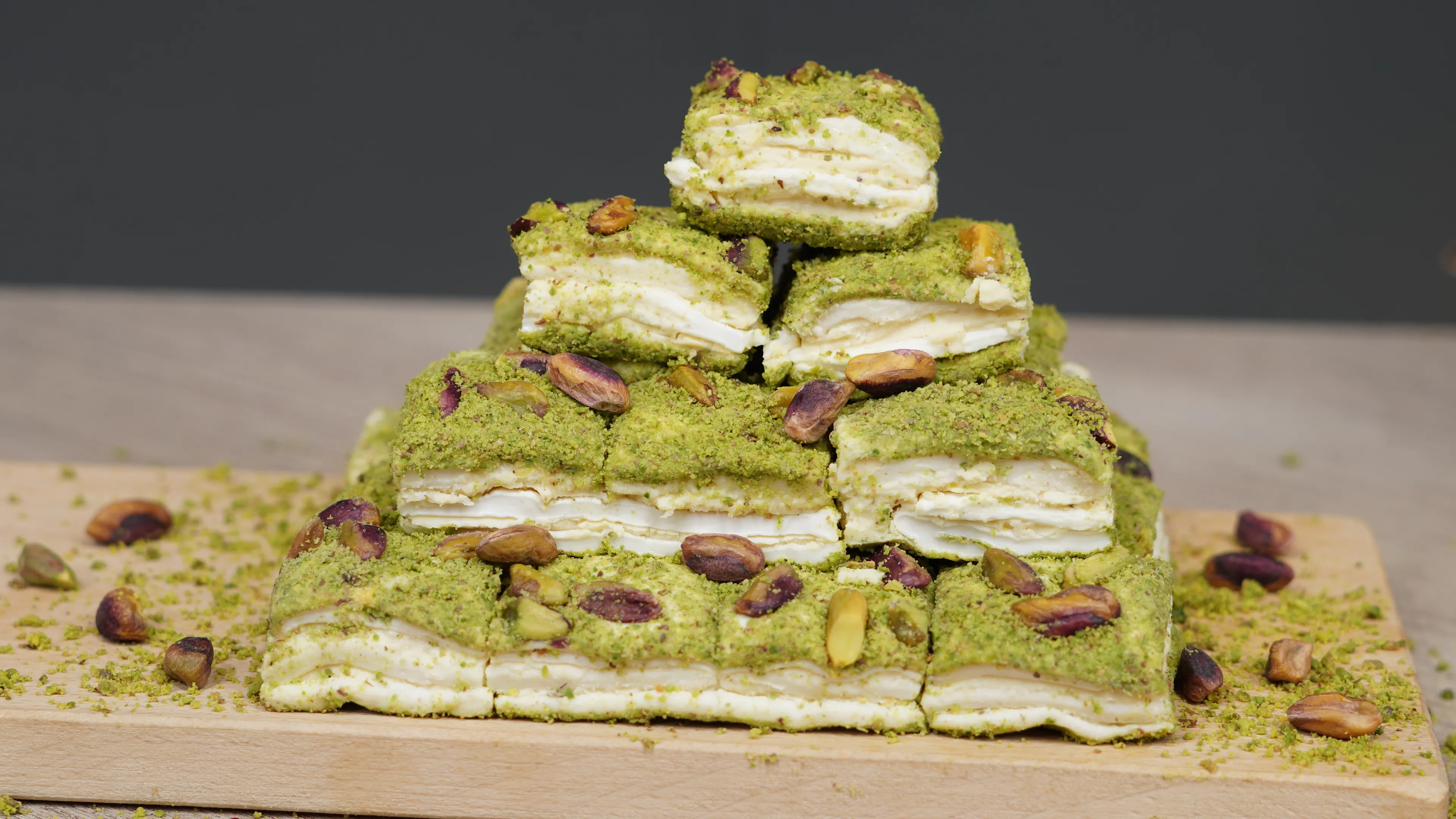 Toz Fıstıklı Fildişi Çikolatalı Katmer Lokum - 1 Kg