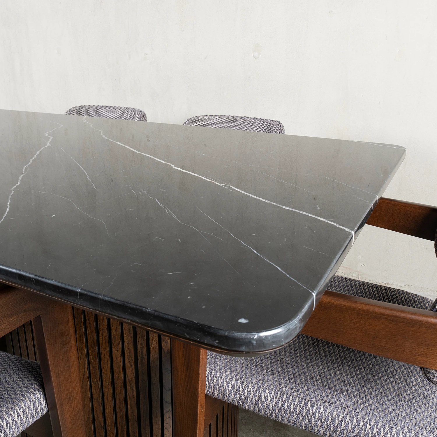 (YENI) LOTUS SIYAH MERMER MASA TAKIMI CEVİZ