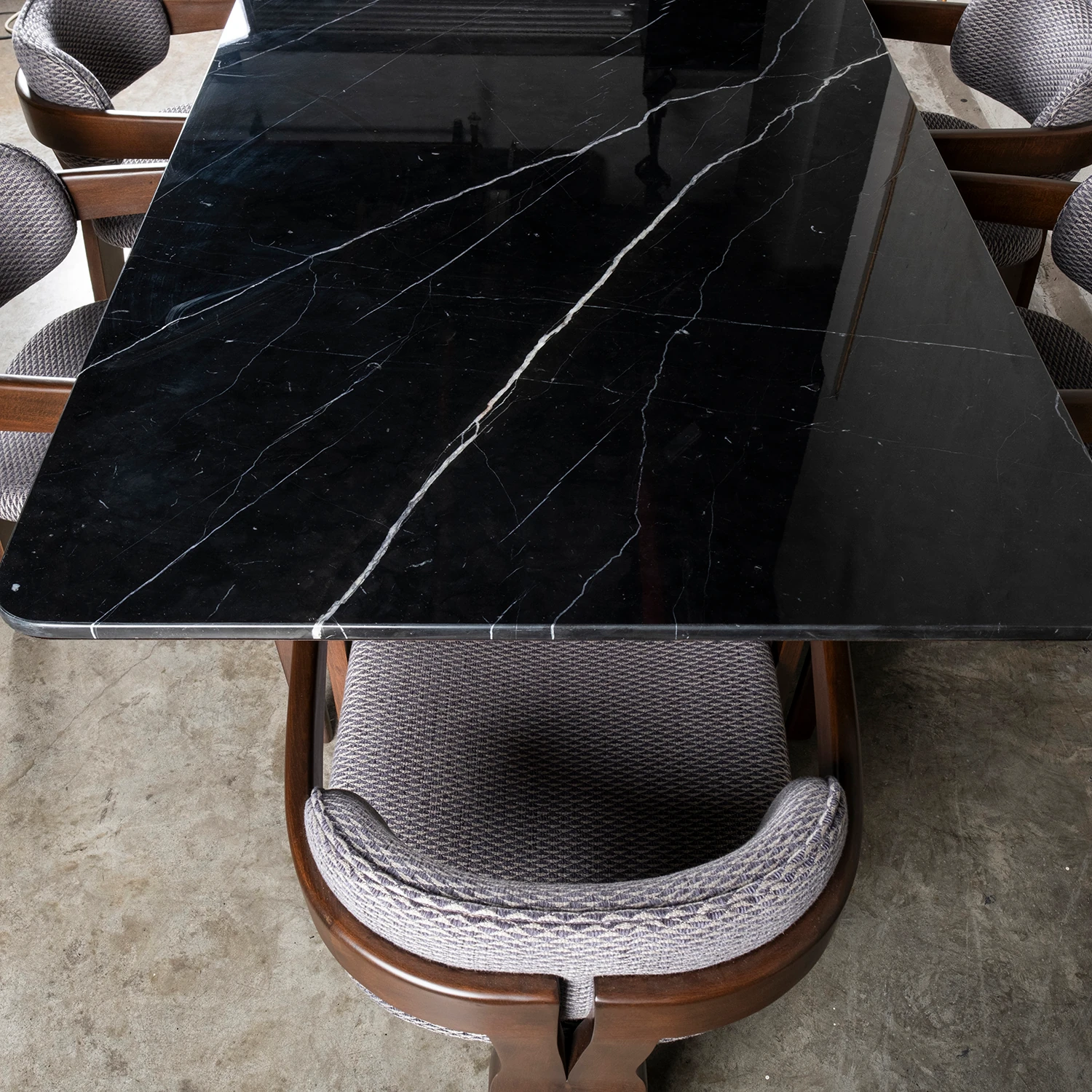 (YENI) LOTUS SIYAH MERMER MASA TAKIMI CEVİZ