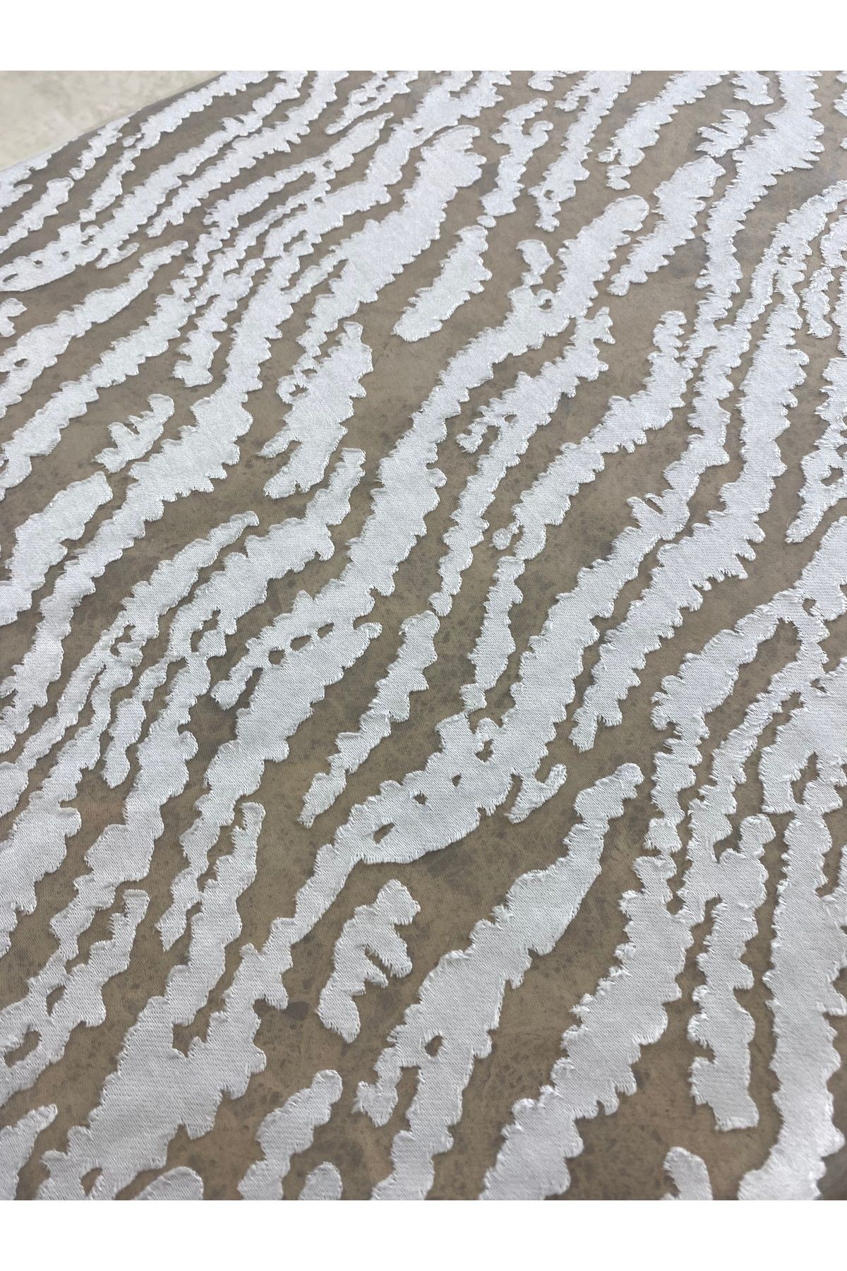 Beyaz Desenli Şeffaf Yakma Kumaş – 140 cm En | Modern Zebra Dokulu