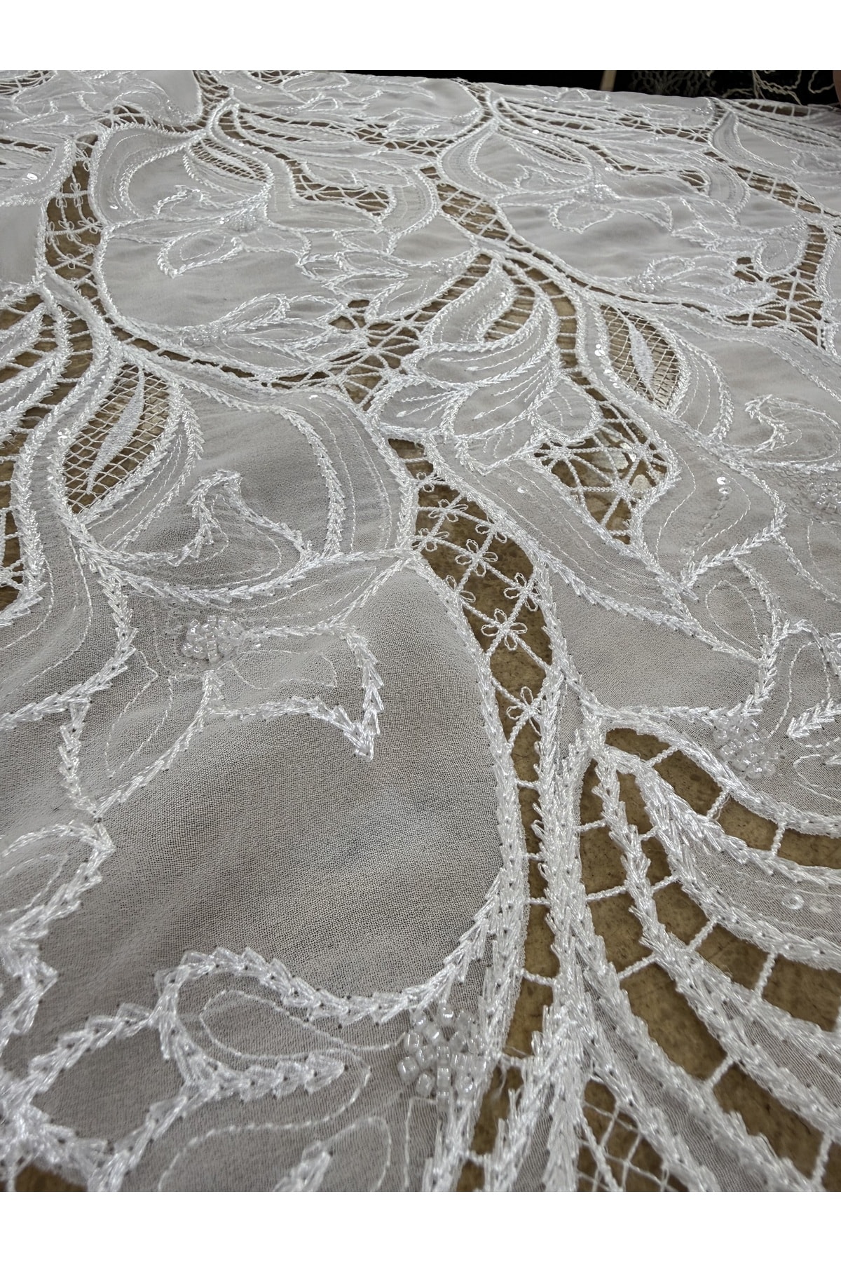 Siyah Boncuk ve Pul İşlemeli Dantel Kumaş 130 cm Genişlik | Abiyelik – Elbiselik – Şık Tasarım Kumaş