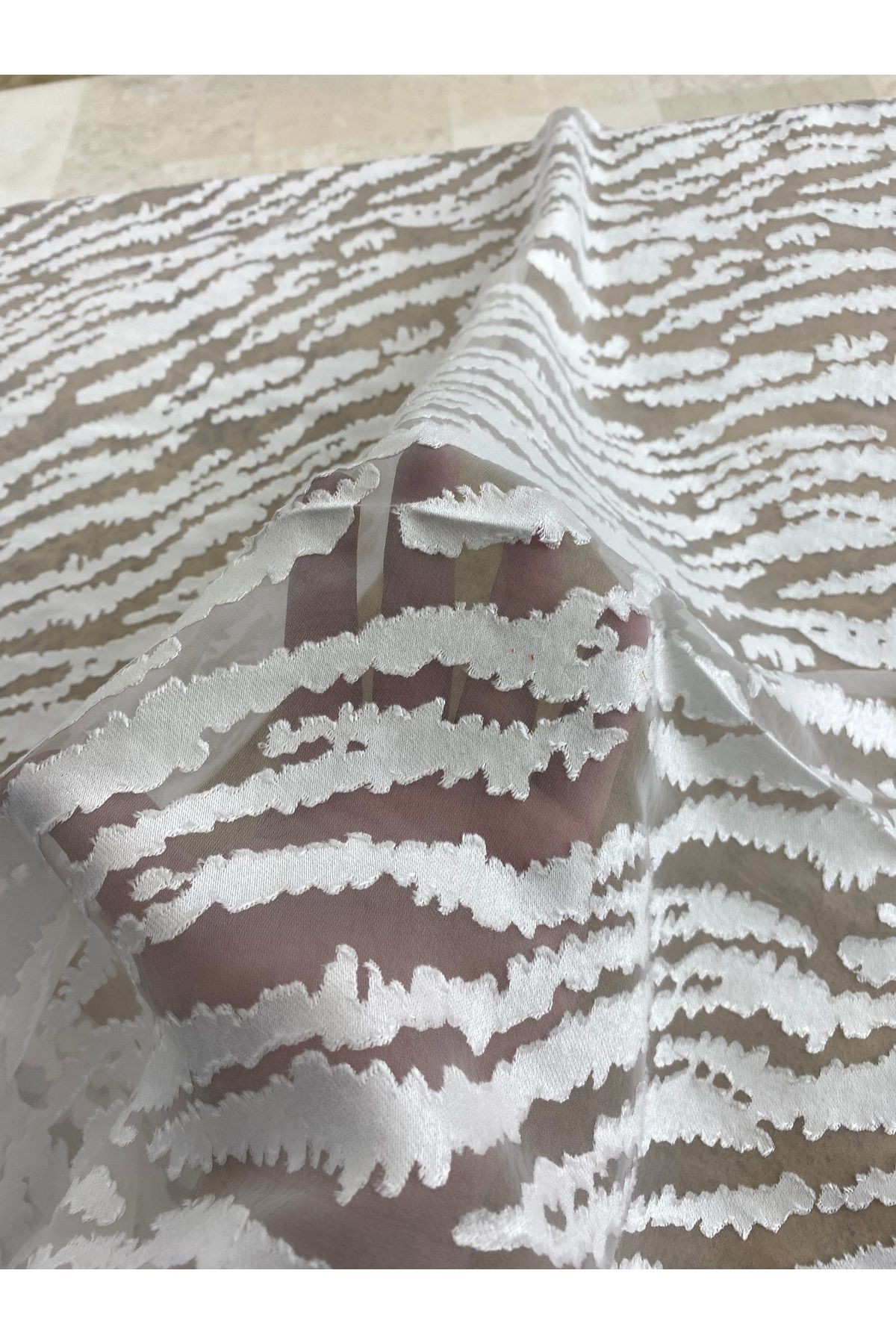 Beyaz Desenli Şeffaf Yakma Kumaş – 140 cm En | Modern Zebra Dokulu