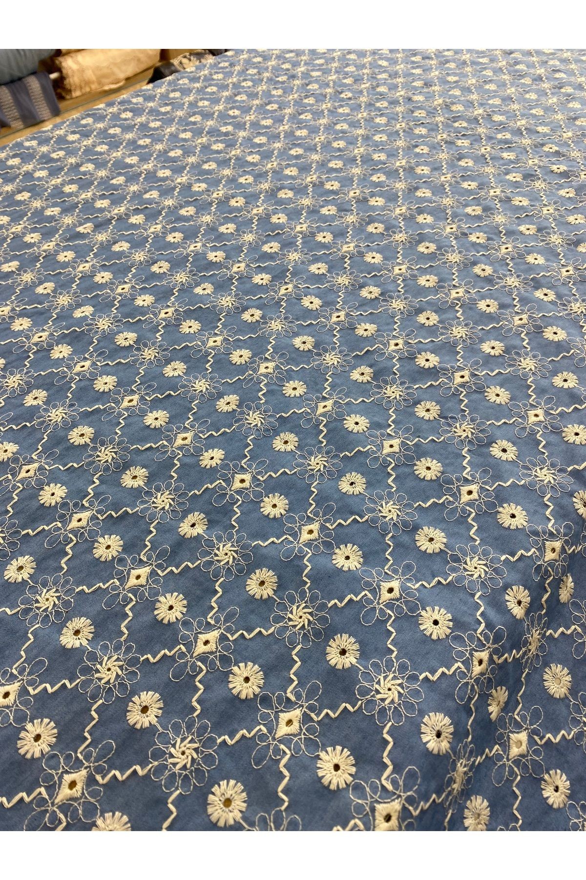 Mavi Denim Görünümlü Çiçek İşlemeli Kumaş - En 135 cm - Elbise, Gömlek, Tunik ve Dekor İçin