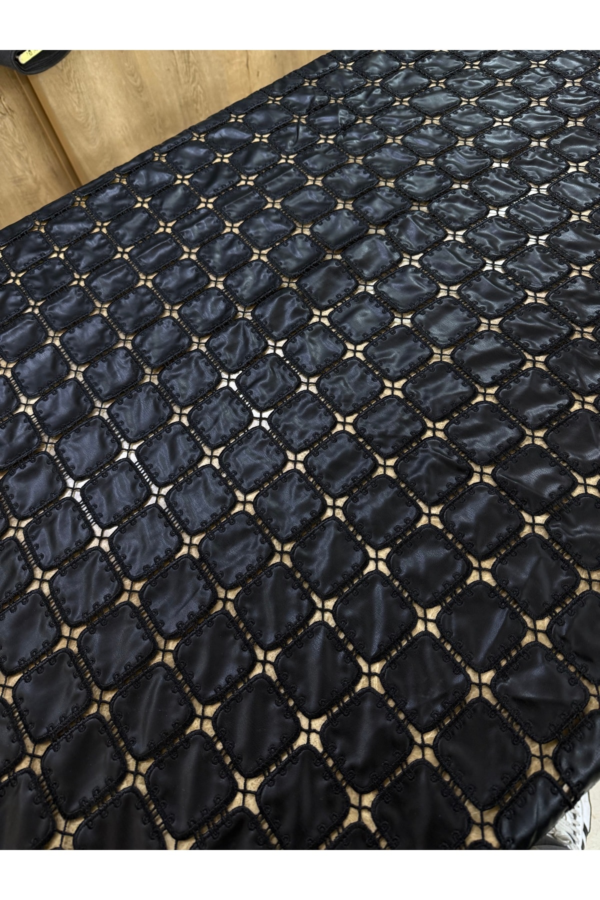 Siyah Kare Desenli El İşçiliği Görünümlü Dantel Kumaş 135 cm – Şık ve Modern Abiye Kumaş