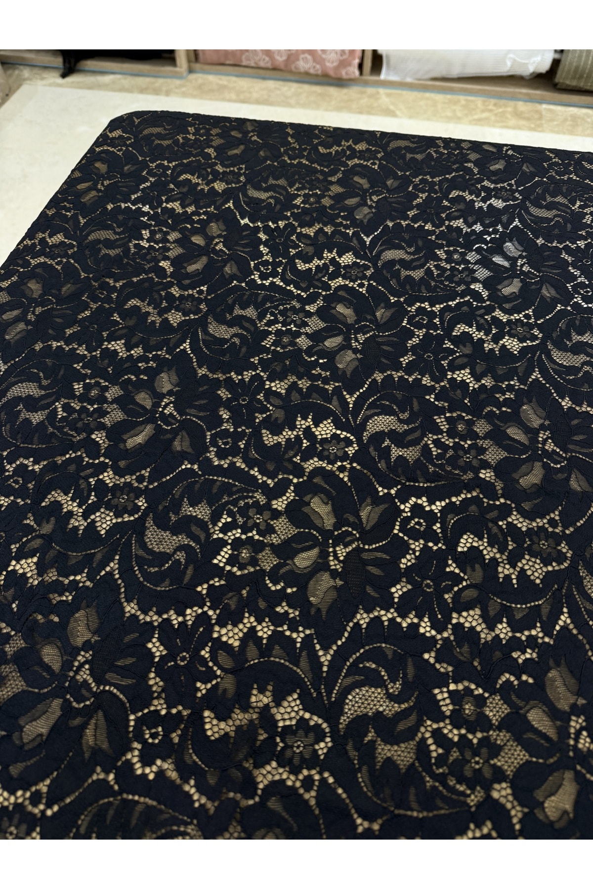 Siyah Çiçek Desenli Klasik Dantel Kumaş – 135 cm Genişlik | Abiyelik – Elbiselik Kumaş