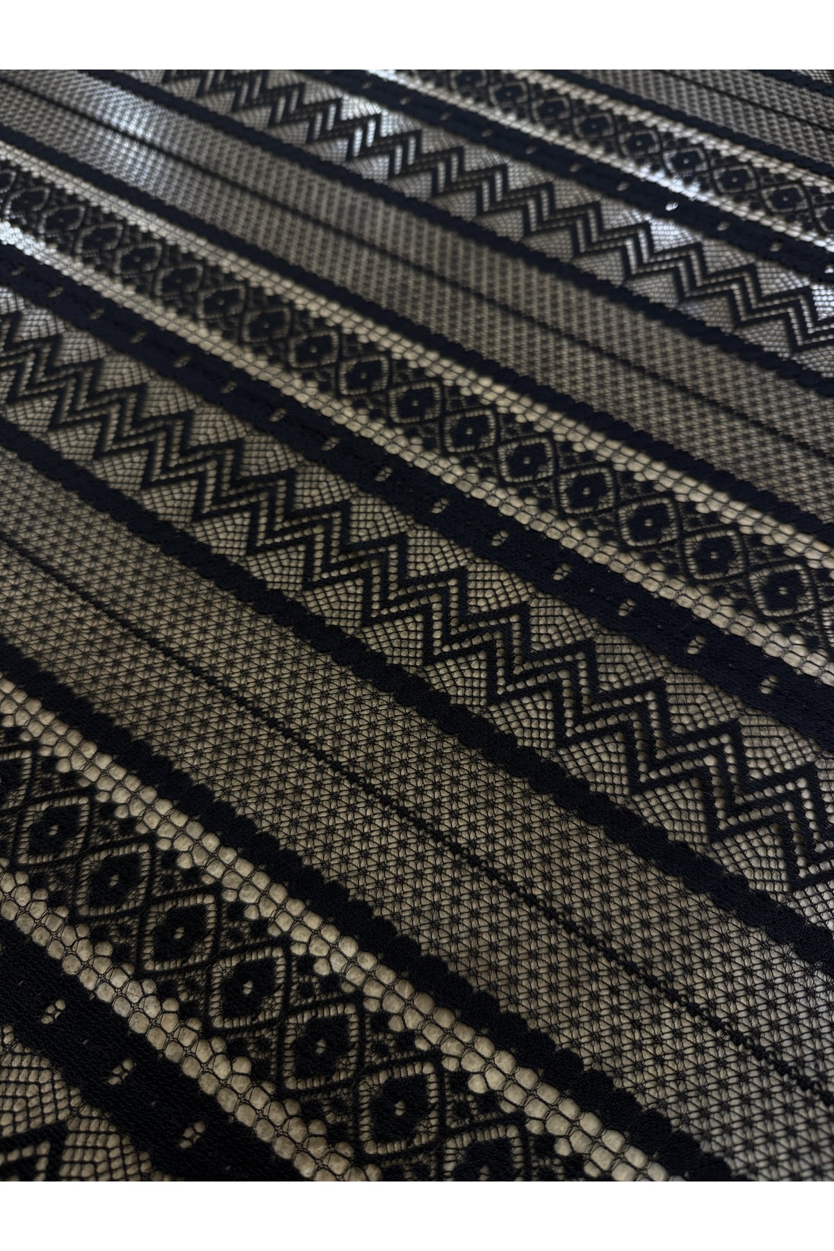 Siyah Geometrik Desenli Şeritli Dantel Kumaş – 140 cm Genişlik | Elbiselik – Abiyelik – Tül Kumaş