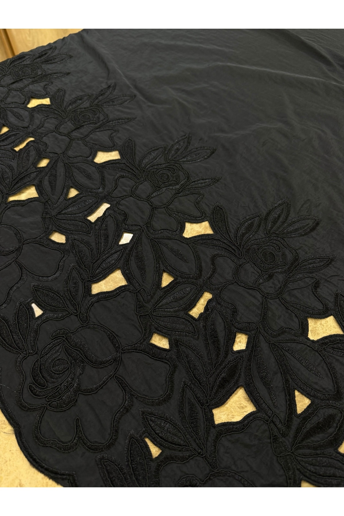 Siyah Lazer Kesim Çiçek Desenli Nakışlı Kumaş 135 cm – Pamuklu Şık Tasarım Kumaş