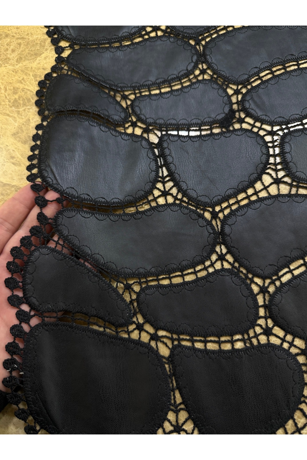 Siyah Oval Desenli El İşçiliği Görünümlü Dantel Kumaş 135 cm – Şık Abiye Tasarım Kumaş