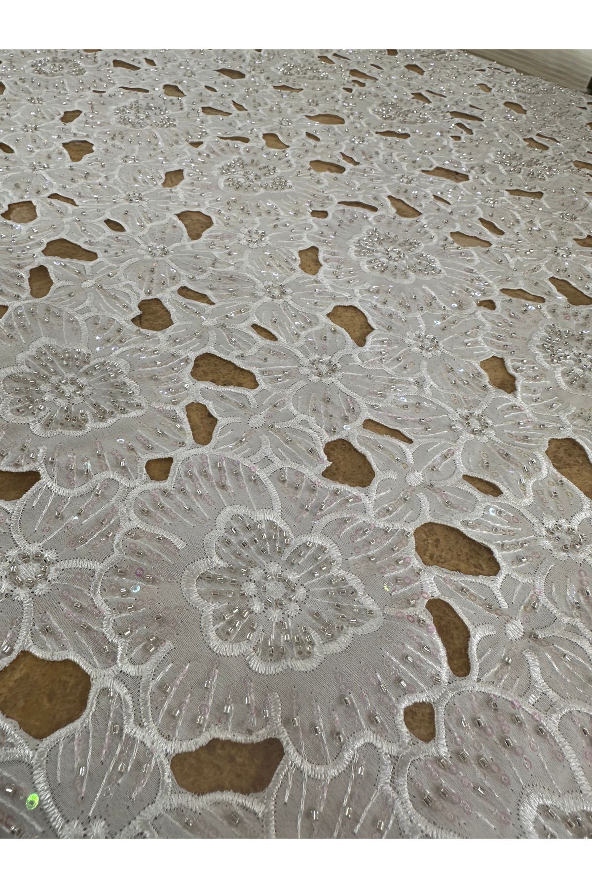 Taş İşlemeli Büyük Çiçek Desenli Dantel Kumaş – Abiye ve Gelinlik İçin, 130 cm
