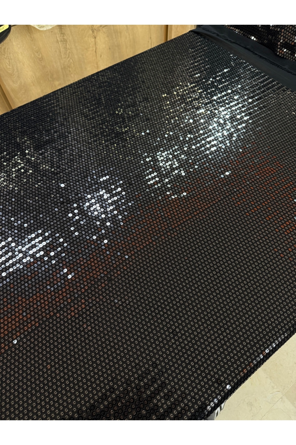 Siyah Parlak Pullu Kumaş 135 cm – Işıltılı Abiye ve Gece Elbisesi Kumaşı, Esnek Payetli