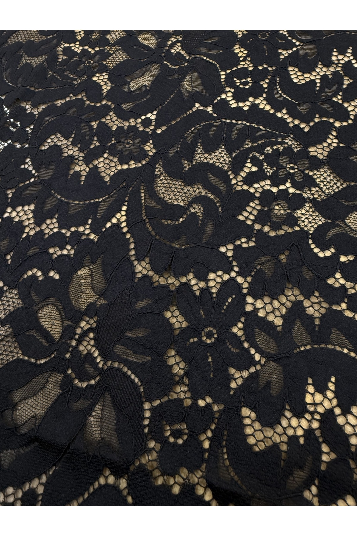 Siyah Çiçek Desenli Klasik Dantel Kumaş – 135 cm Genişlik | Abiyelik – Elbiselik Kumaş