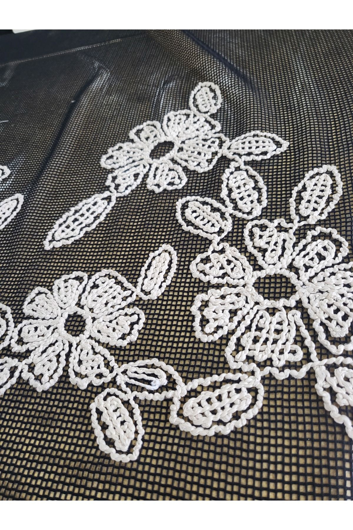 Siyah File Üzerine Beyaz Çiçek Motifli Tül Kumaş – 135 cm | Modern ve Zarif Tasarımlar İçin