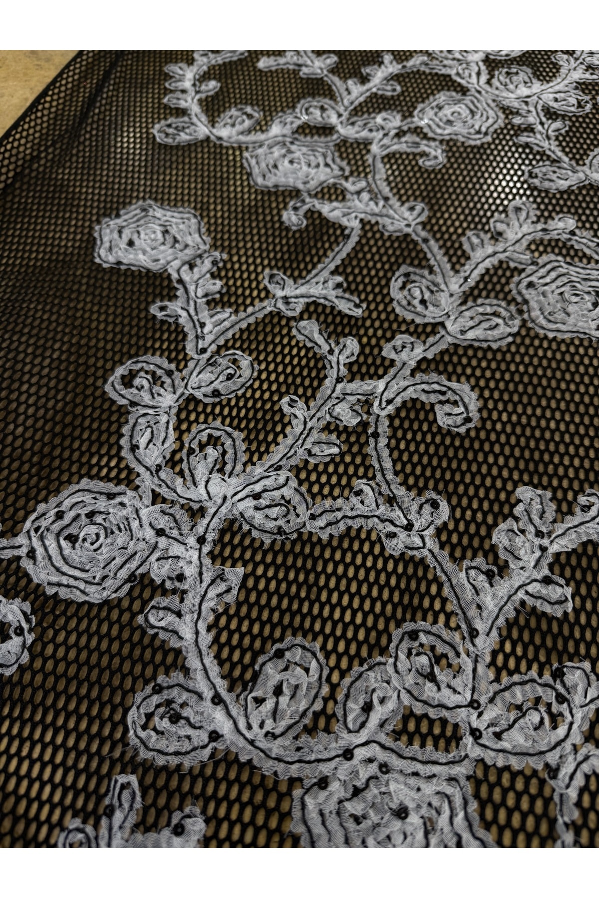 Siyah Gri Dantel Nakışlı Puf File Kumaş – 135 cm Genişlik | Abiyelik – Elbiselik – Şık Kumaş