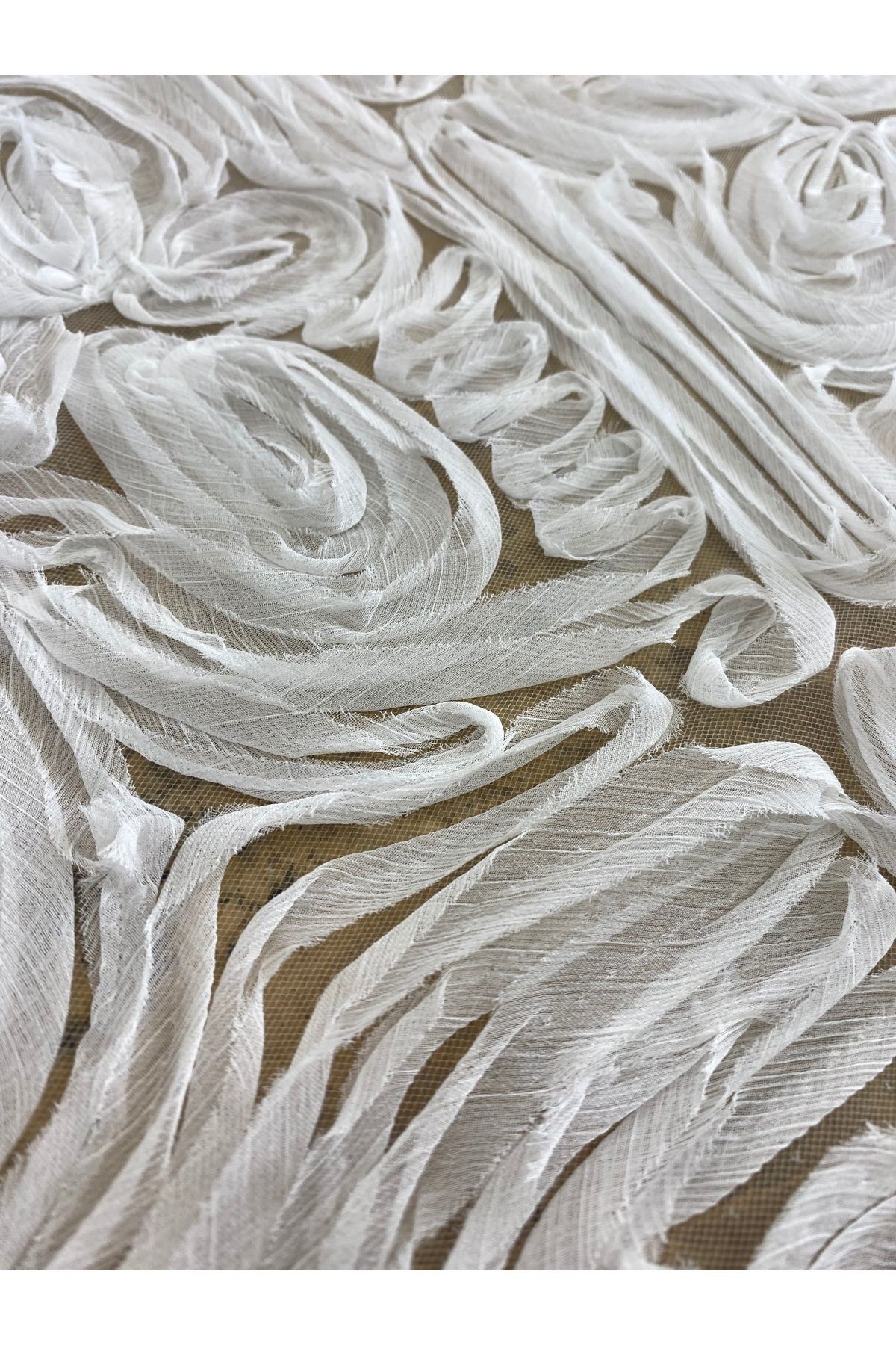 3D Aplike Beyaz Tül Kumaş – Şerit Desenli | En 135 cm