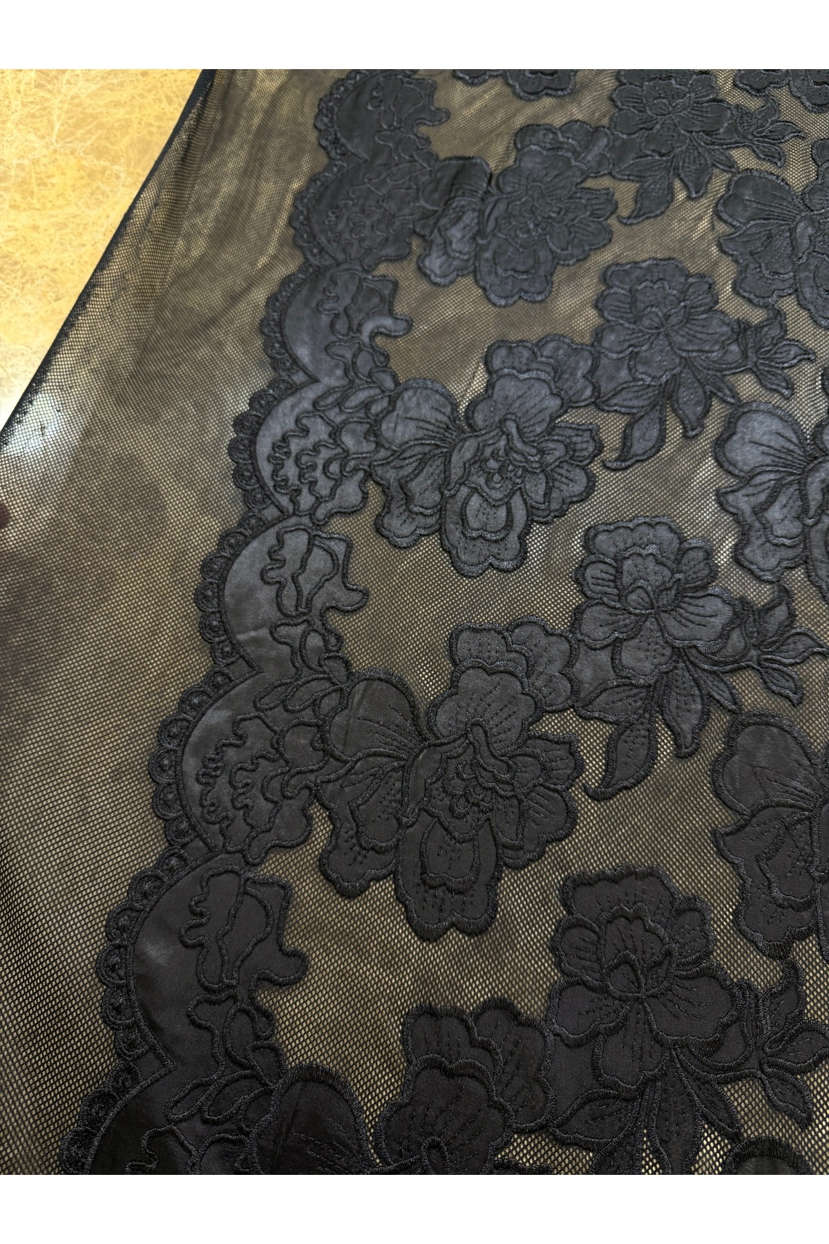 Siyah Çiçek Desenli Kabartmalı Dantel Kumaş 135 cm – File Tabanlı Şık Abiye Kumaş