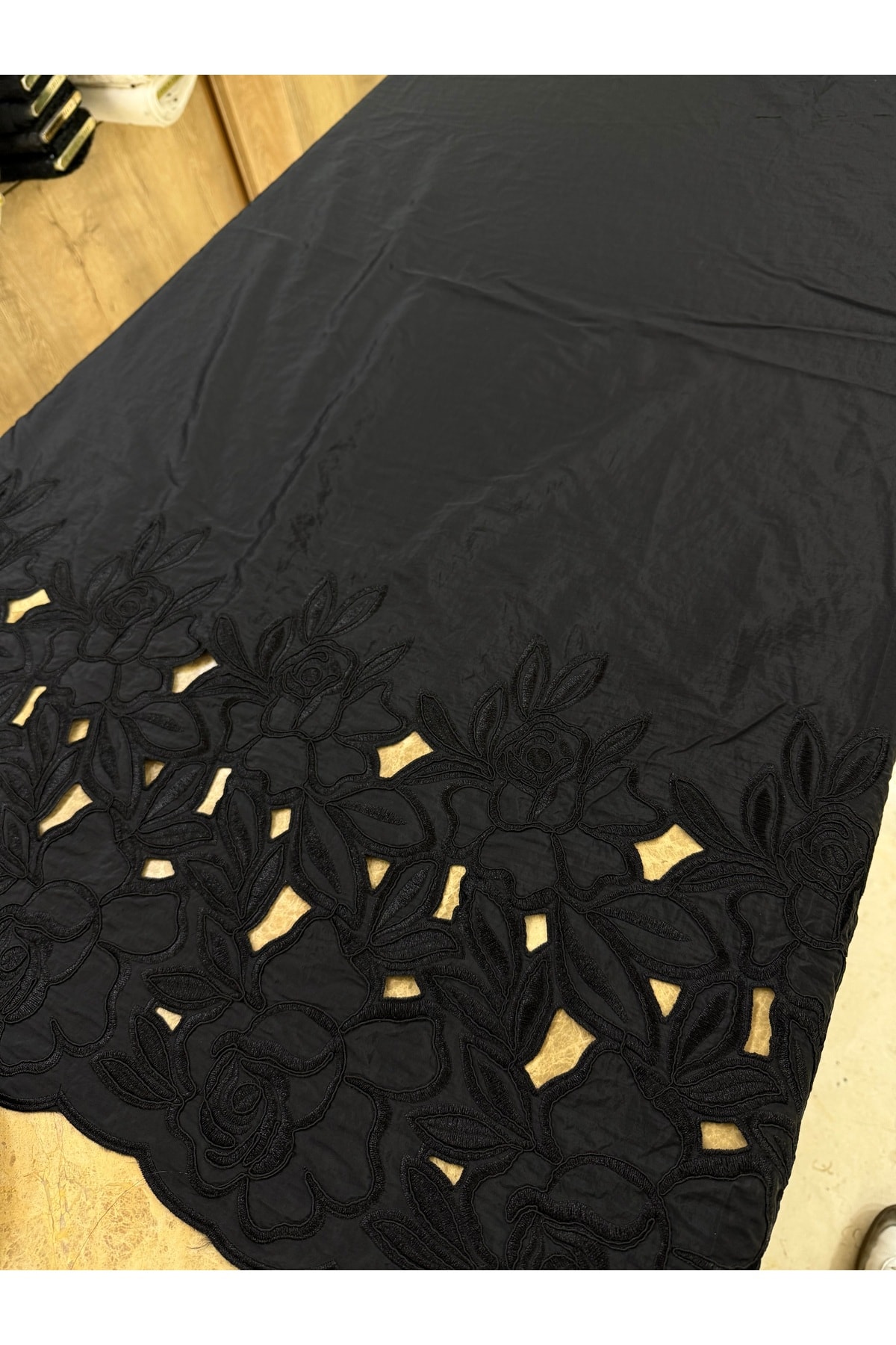 Siyah Lazer Kesim Çiçek Desenli Nakışlı Kumaş 135 cm – Pamuklu Şık Tasarım Kumaş