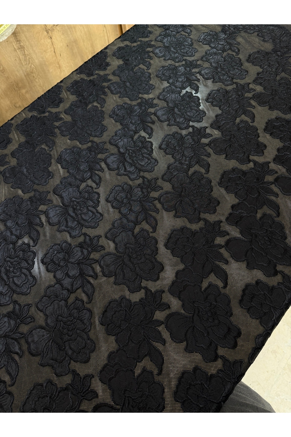 Siyah Çiçek Desenli Kabartmalı Dantel Kumaş 135 cm – File Tabanlı Şık Abiye Kumaş