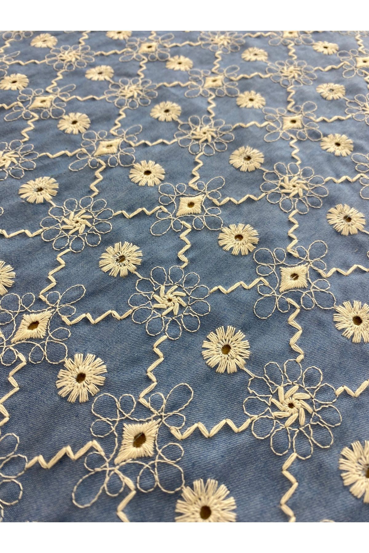 Mavi Denim Görünümlü Çiçek İşlemeli Kumaş - En 135 cm - Elbise, Gömlek, Tunik ve Dekor İçin