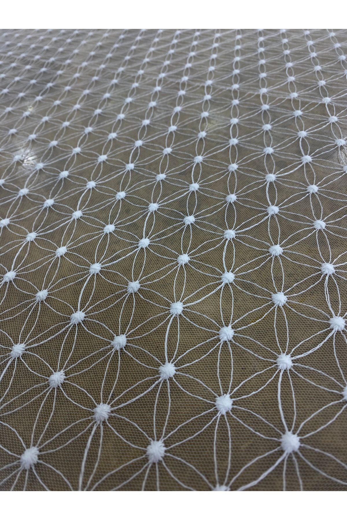 Beyaz Petek Desenli Tül Kumaş – 140 cm En | Modern Abiyelik ve Dekoratif Kumaş