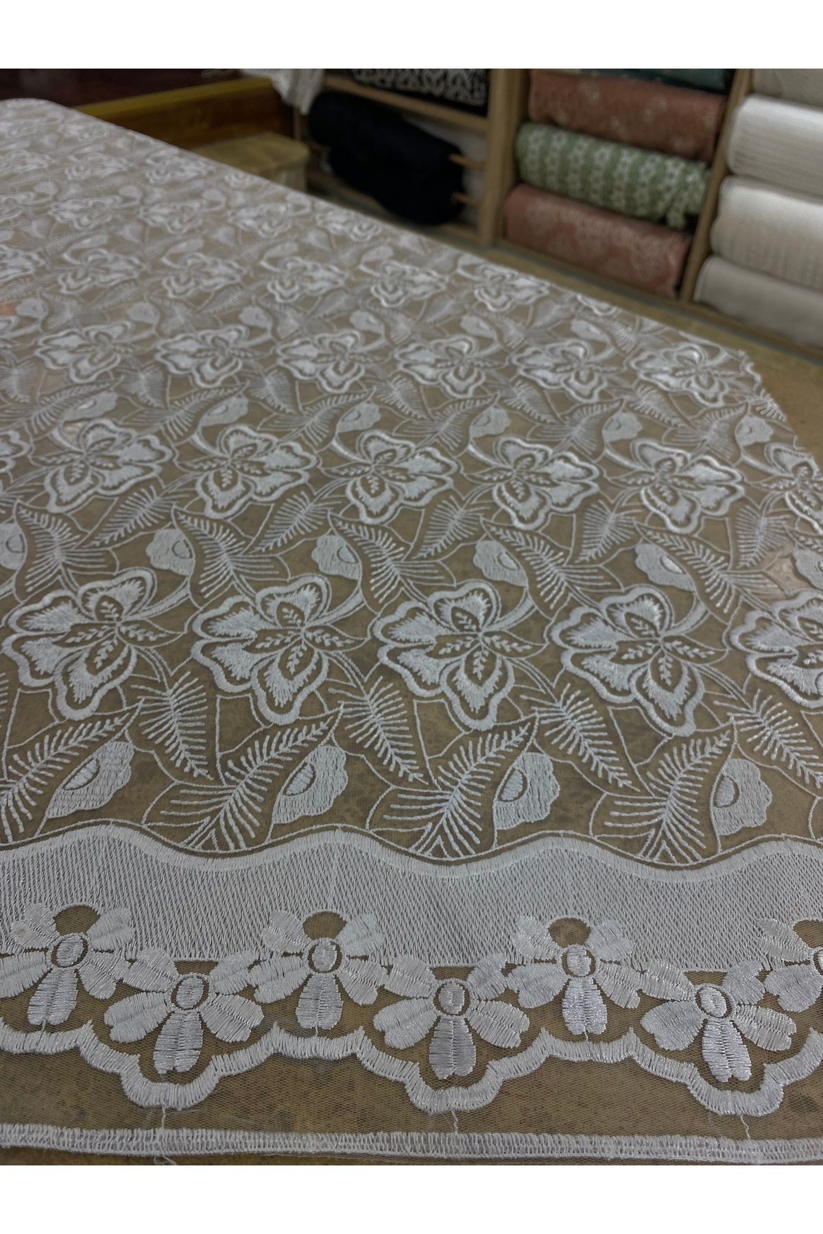 Beyaz Bordürlü Çiçek Desenli Tül Dantel Kumaş – 135 cm | Elbiselik ve Dekoratif Kullanıma Uygun