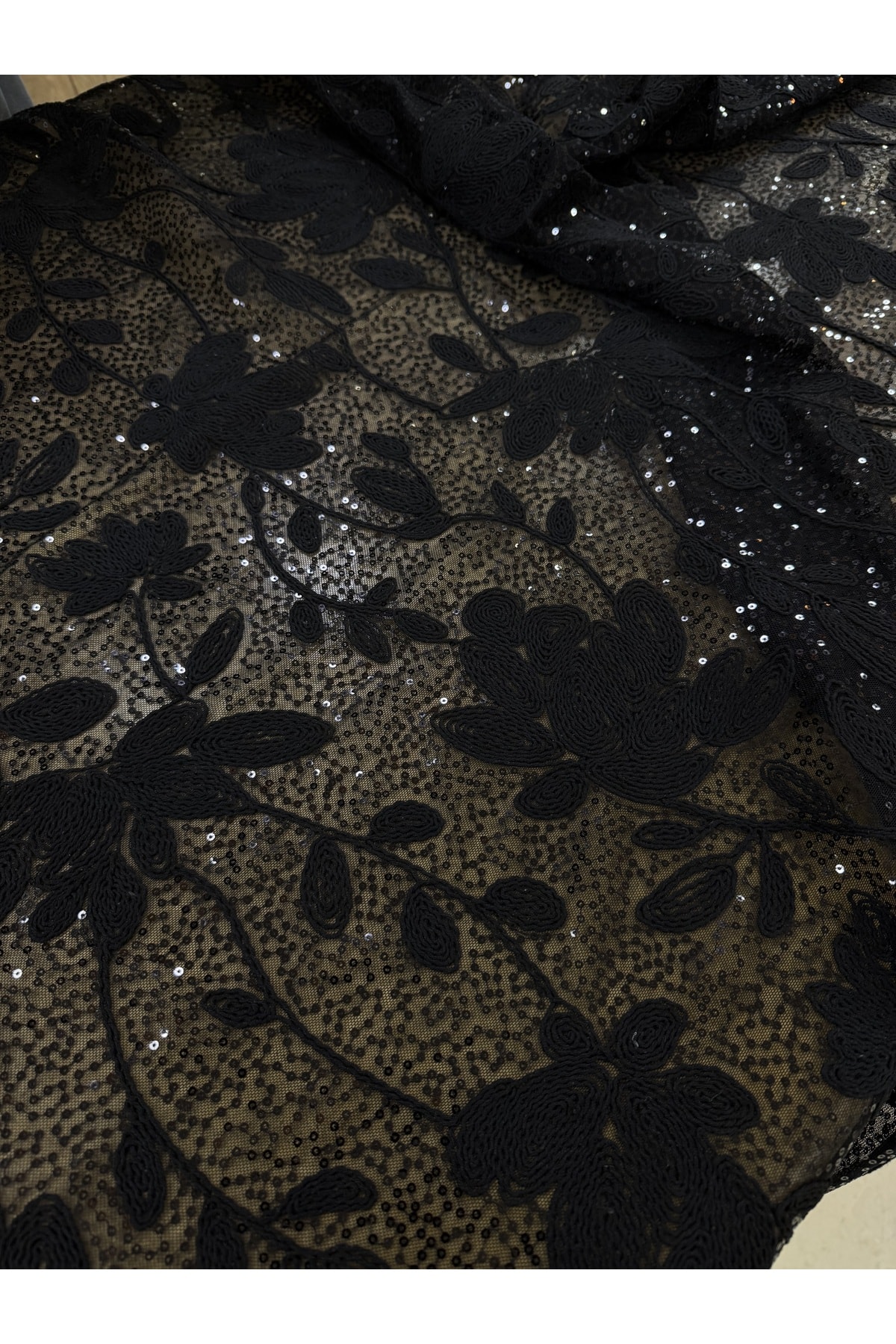 Siyah Pullu Çiçek Desenli Dantel Kumaş – 135 cm Genişlik Abiyelik – Elbiselik – Şık Tasarım Kumaş