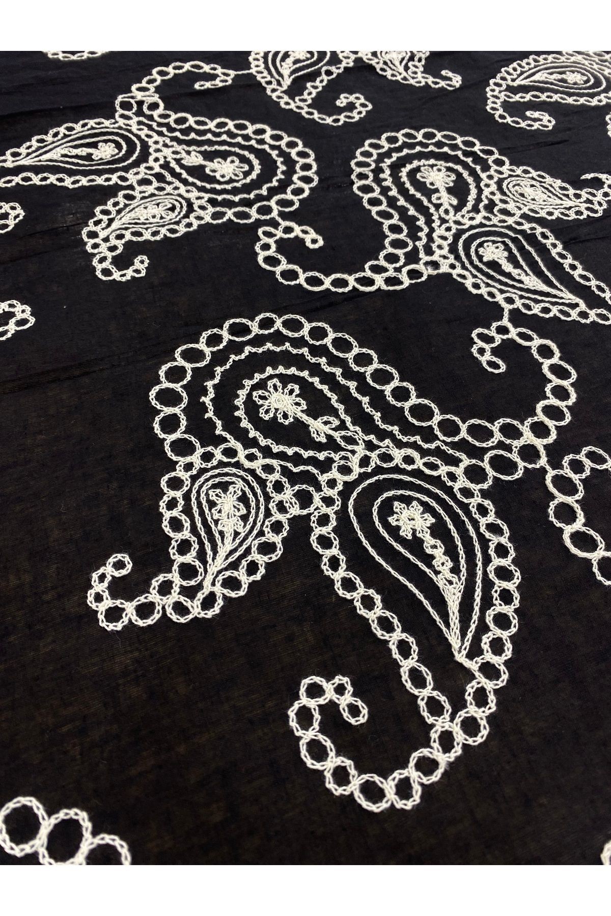 Beyaz Paisley Desenli Siyah Dantel Kumaş – 135 cm | Şık ve Modern Tasarım