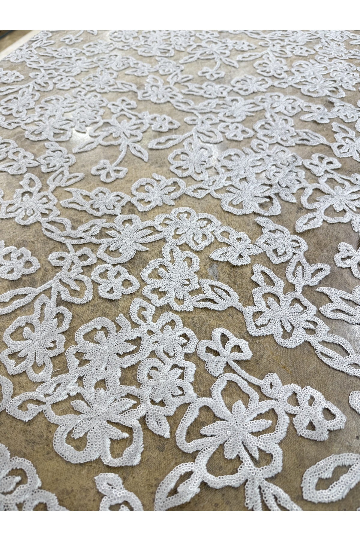 Beyaz Pul İşlemeli Çiçek Desenli Dantel Kumaş – 135 cm Genişlik | Gelinlik Abiyelik Elbiselik Kumaş