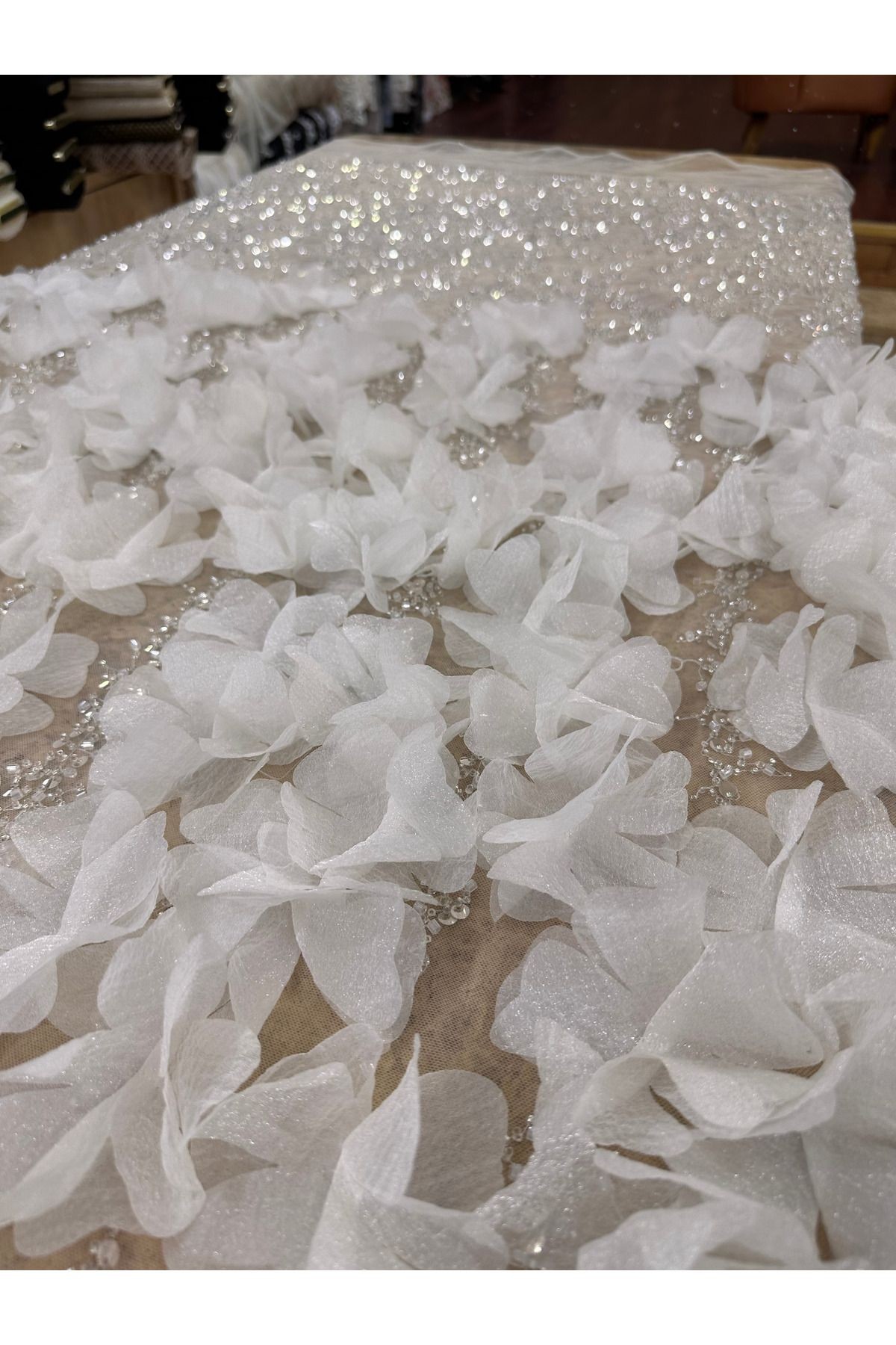 3D Beyaz Çiçekli Taş İşlemeli Tül Kumaş – Gelinlik & Abiye İçin, 135 cm