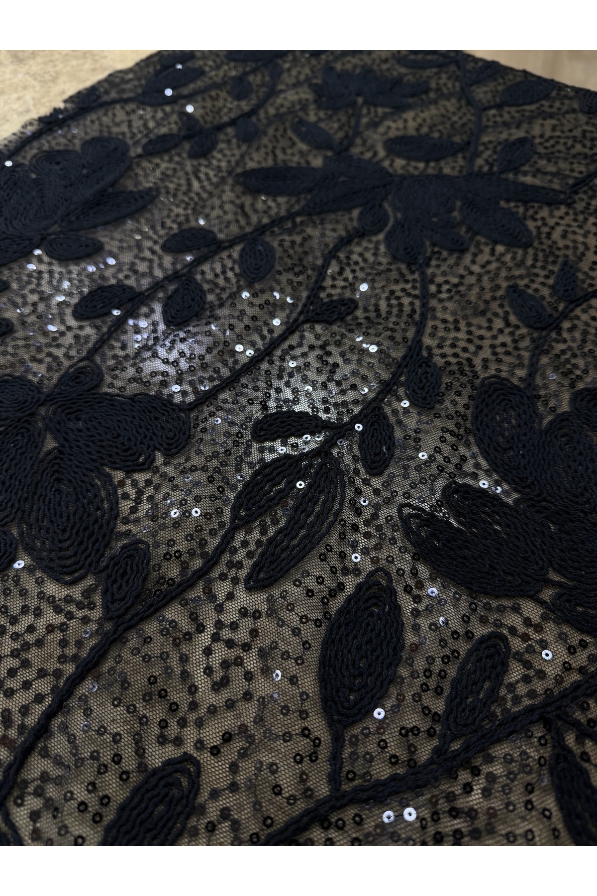 Siyah Pullu Çiçek Desenli Dantel Kumaş – 135 cm Genişlik Abiyelik – Elbiselik – Şık Tasarım Kumaş