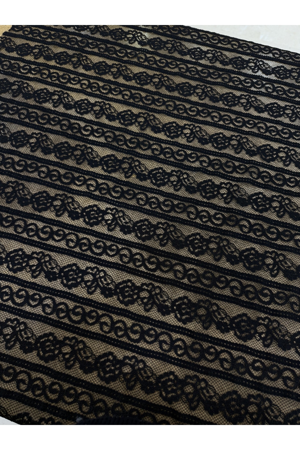 Siyah Şeritli Desenli Dantel Kumaş – 135 cm Genişlik | Elbiselik – Abiyelik Kumaş