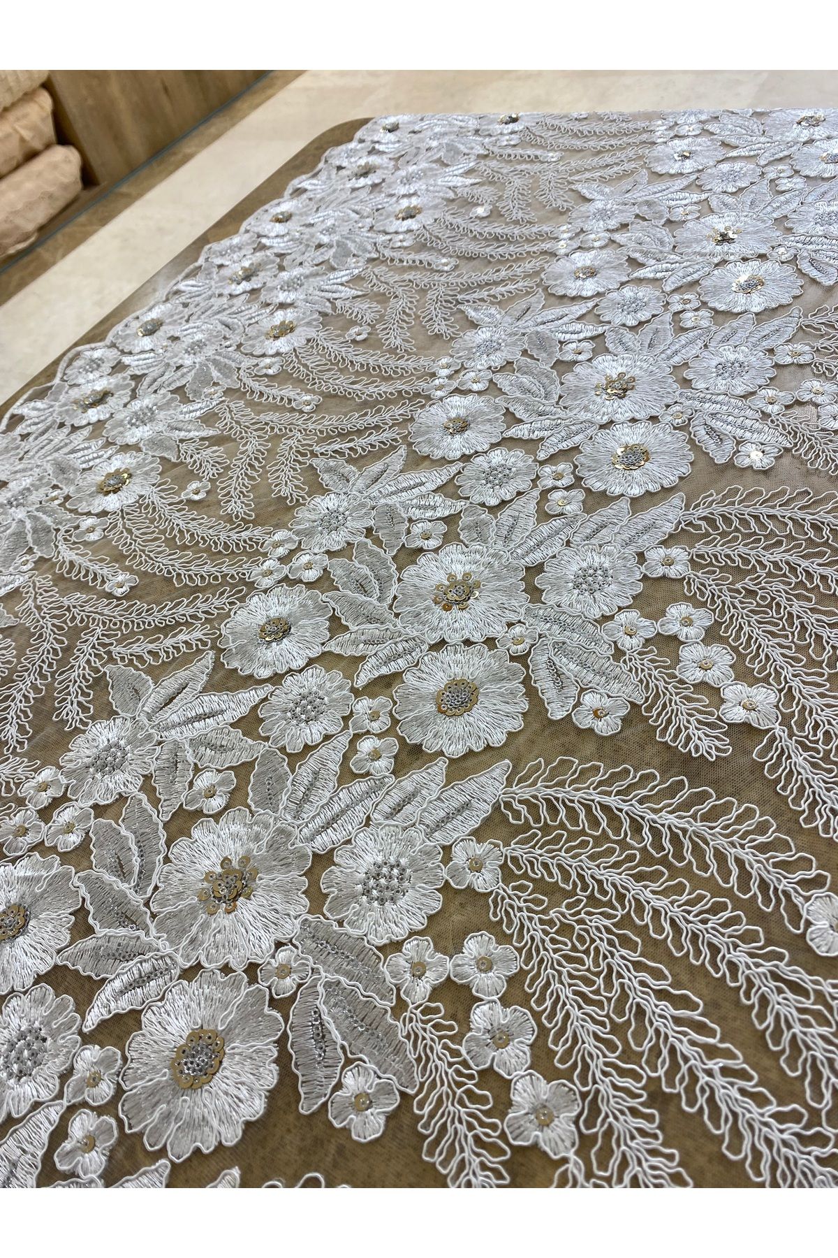 Beyaz Çiçek Desenli Bordürlü Tül Kumaş - En 135 cm - Gelinlik, Nişanlık ve Özel Tasarımlar İçin