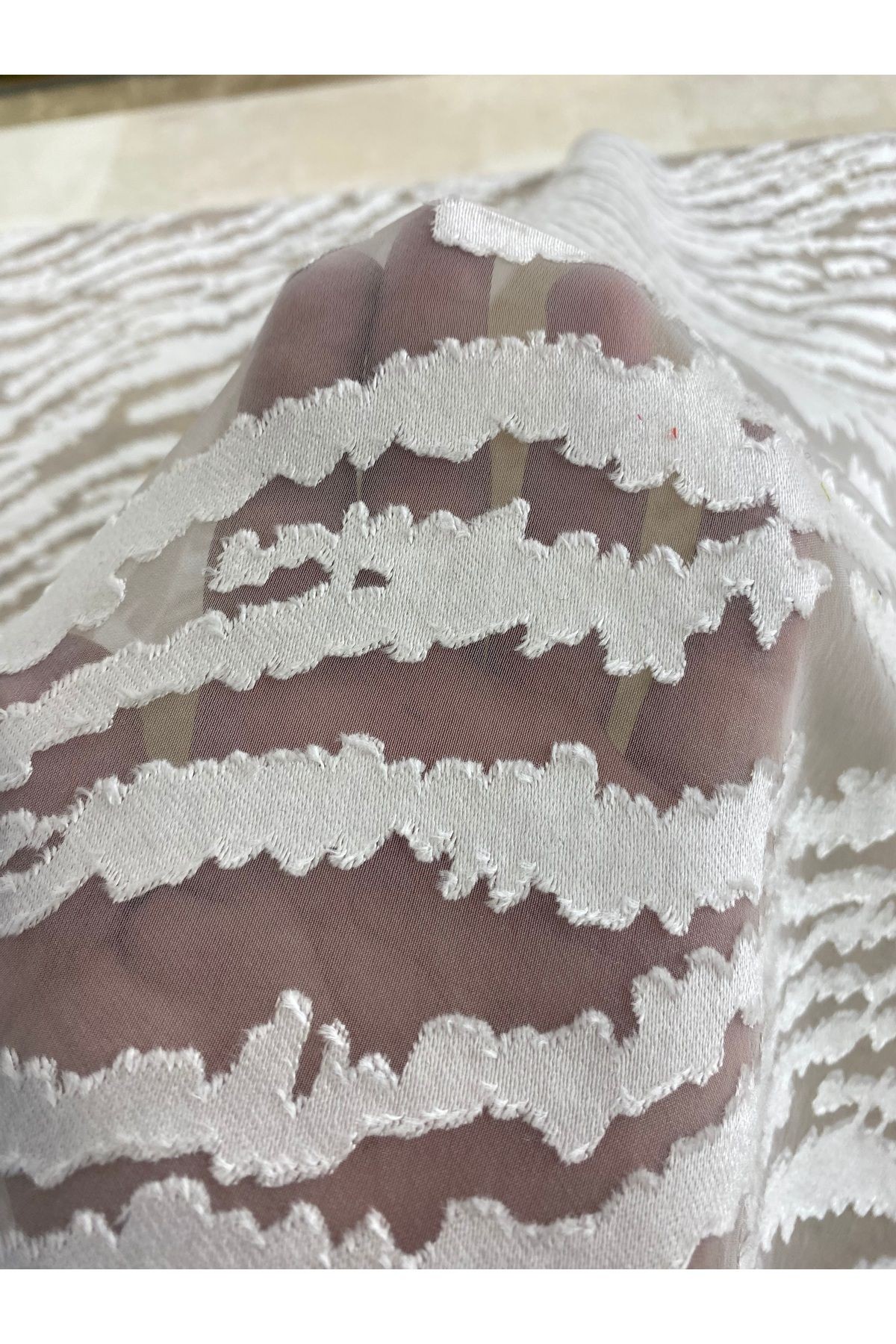 Beyaz Desenli Şeffaf Yakma Kumaş – 140 cm En | Modern Zebra Dokulu