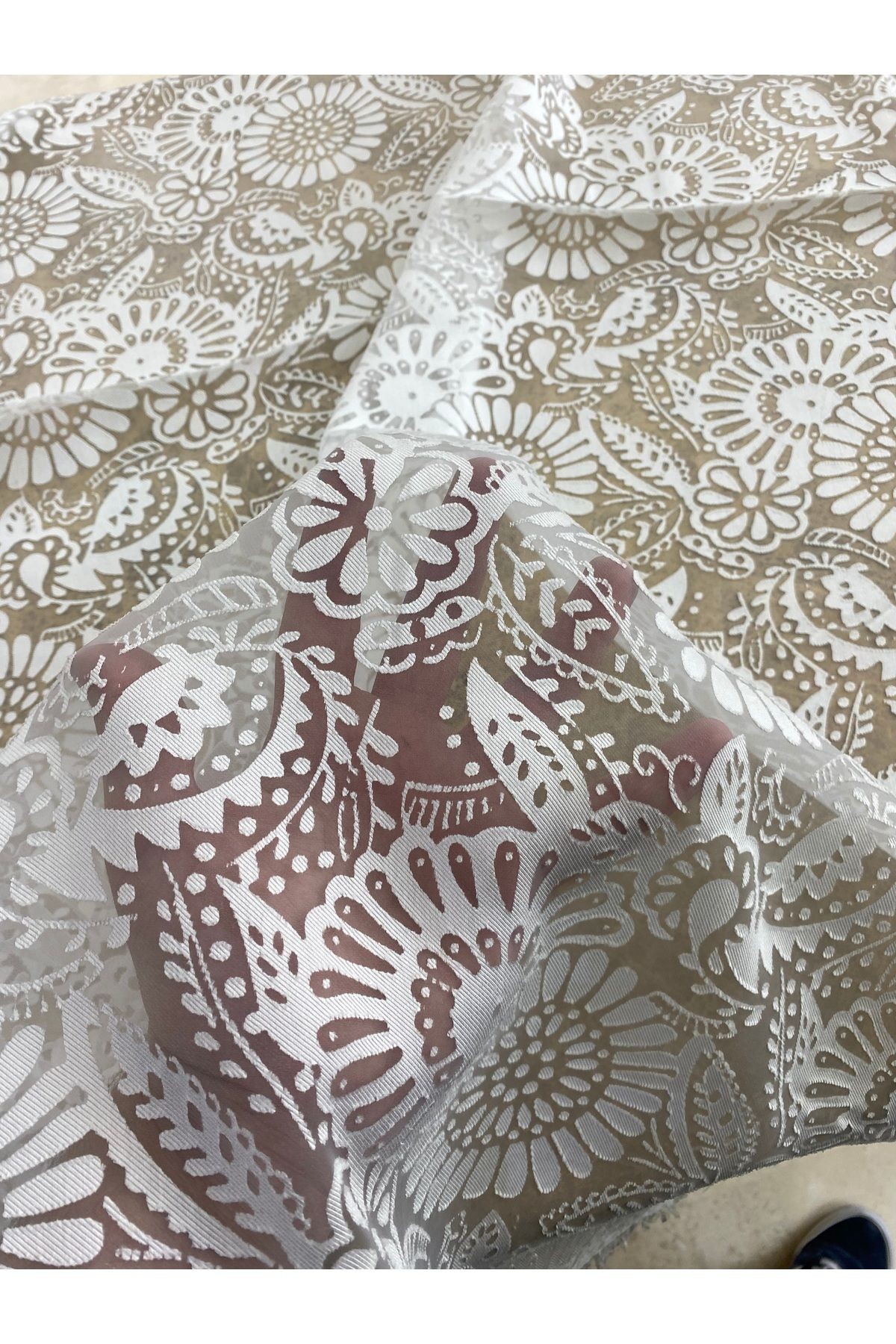 Beyaz Çiçek Desenli Şeffaf Organze Dantel Kumaş – 140 cm En Yakma