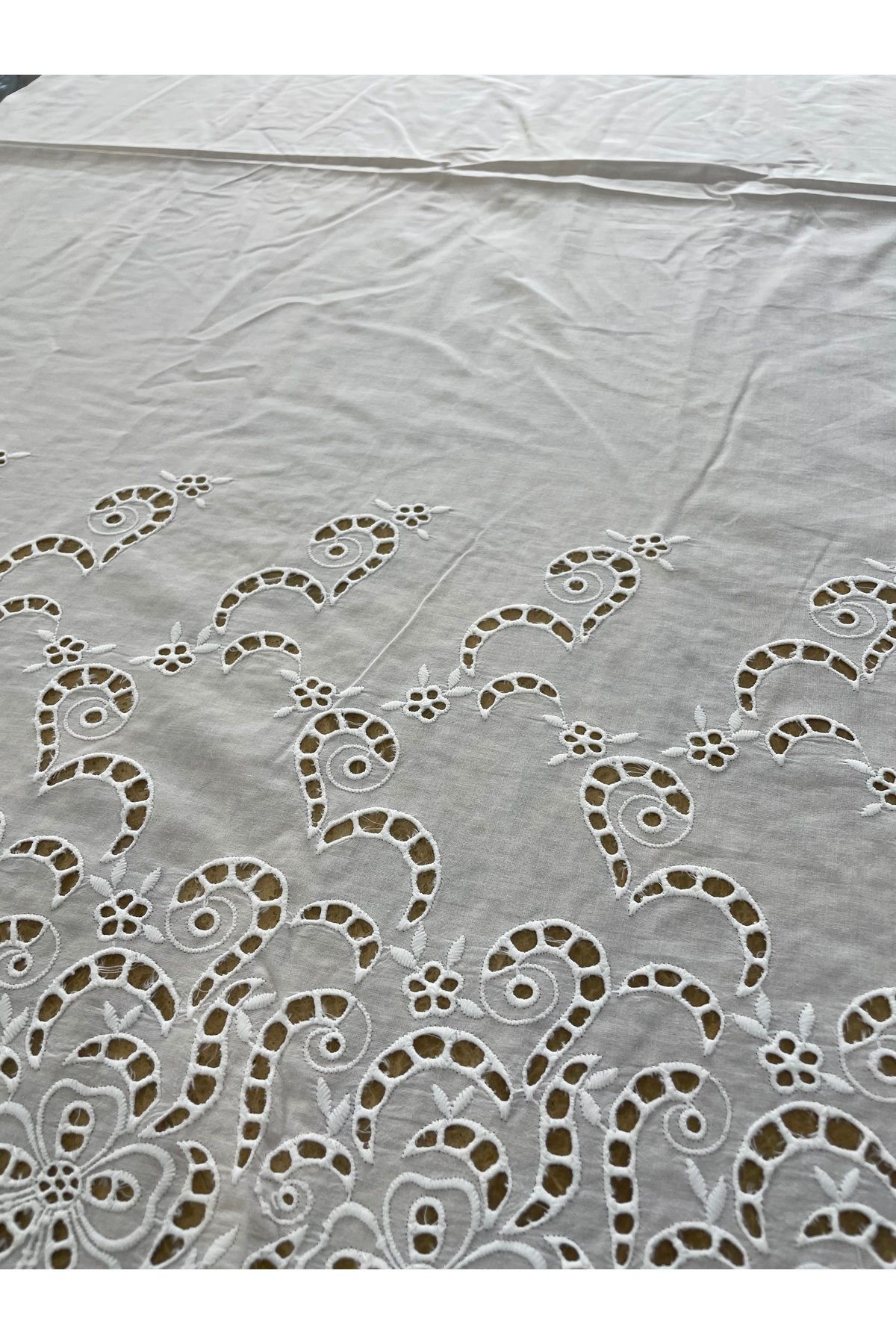 Beyaz Paisley Desenli Delik İşlemeli Kumaş – 135 cm | Bordürlü Pamuklu Brode