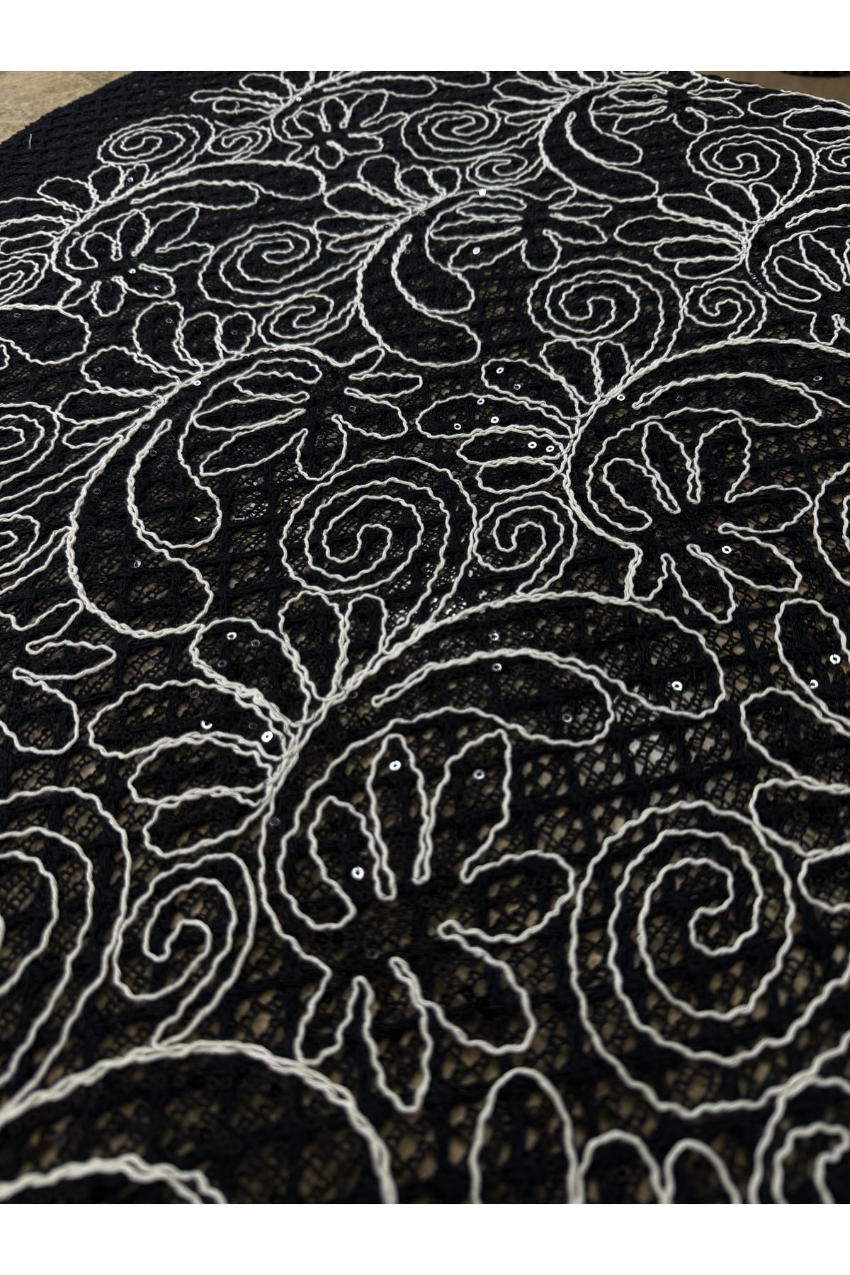 Siyah Beyaz İşlemeli Pullu Dantel Kumaş – 135 cm Genişlik | Abiyelik – Elbiselik – Şık Tasarım Kumaş