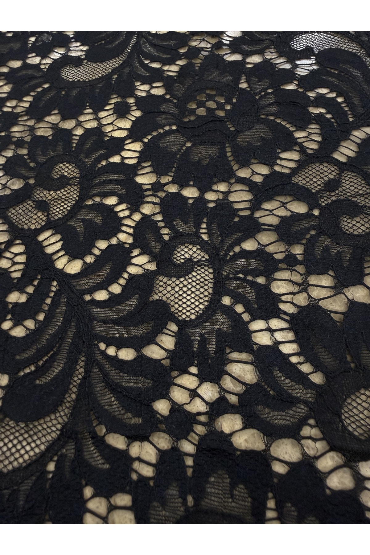 Siyah Çiçek Motifli Klasik Dantel Kumaş – 135 cm Genişlik | Abiyelik – Elbiselik Kumaş