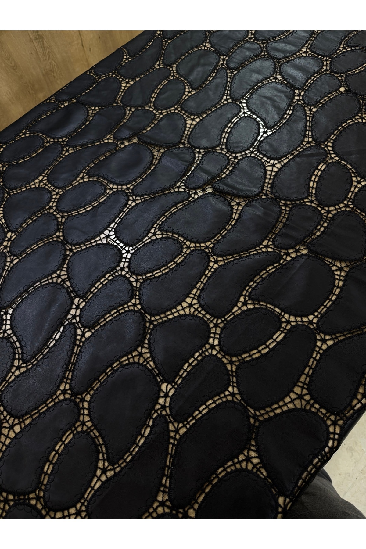 Siyah Oval Desenli El İşçiliği Görünümlü Dantel Kumaş 135 cm – Şık Abiye Tasarım Kumaş