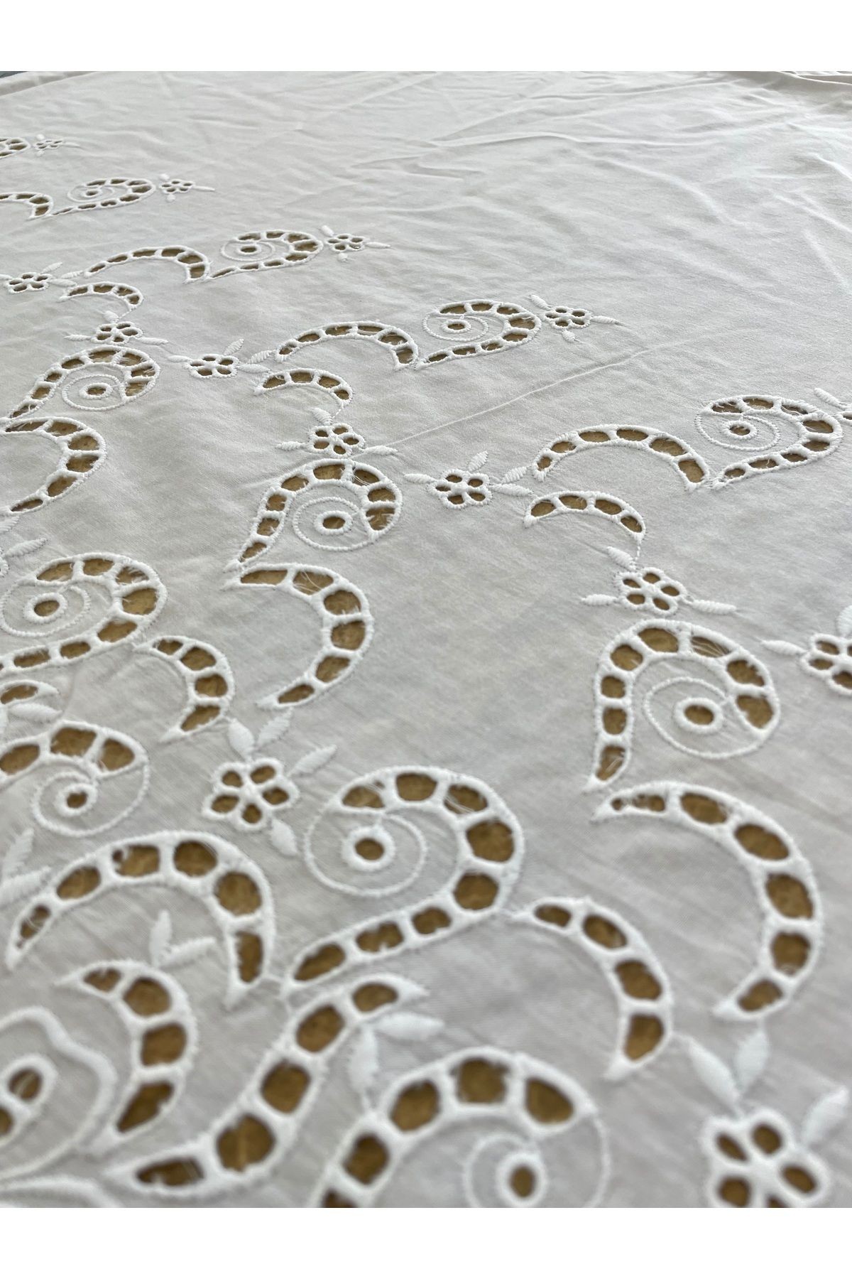 Beyaz Paisley Desenli Delik İşlemeli Kumaş – 135 cm | Bordürlü Pamuklu Brode
