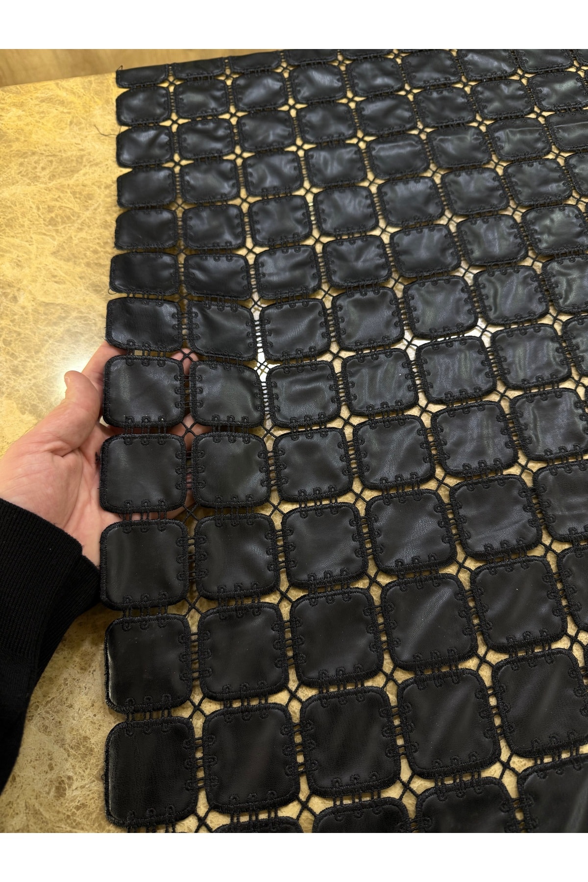 Siyah Kare Desenli El İşçiliği Görünümlü Dantel Kumaş 135 cm – Şık ve Modern Abiye Kumaş